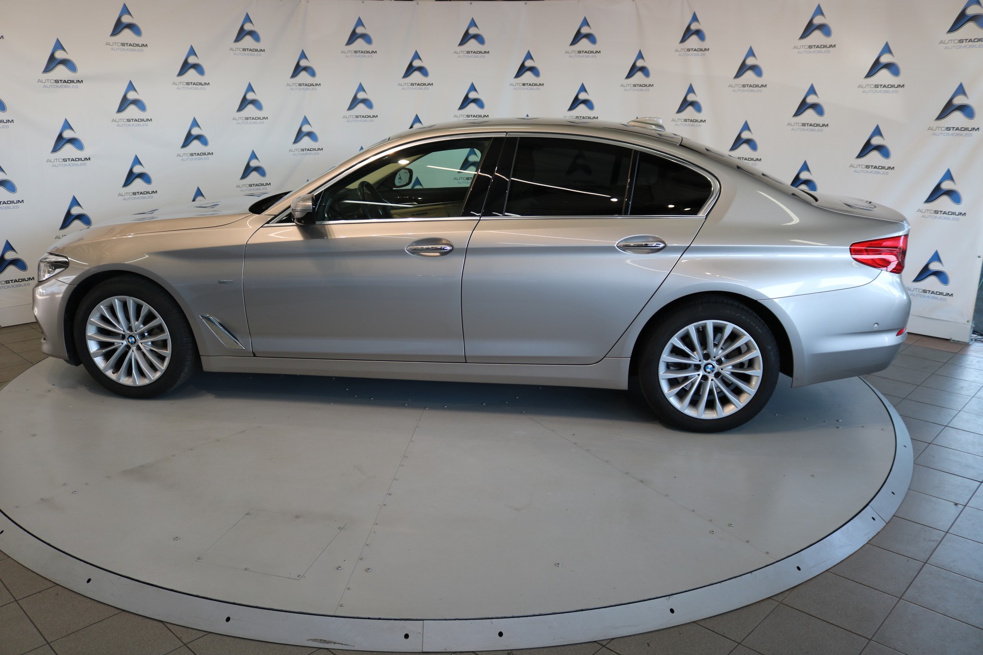 BMW 530i xDrive Luxury Line Steptronic-image-17