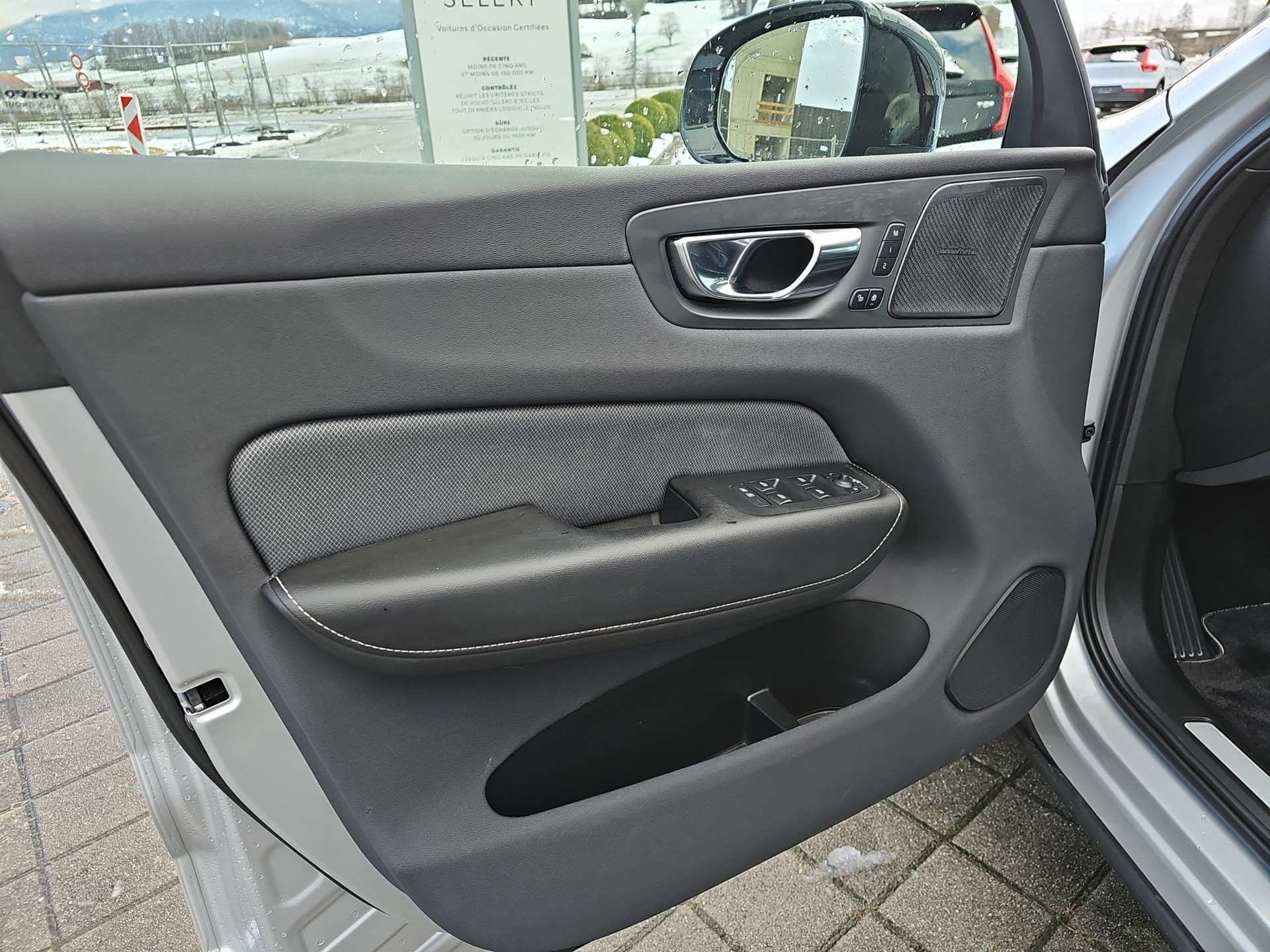 VOLVO XC60 2.0 T8 TE R-Design eAWD-image-12
