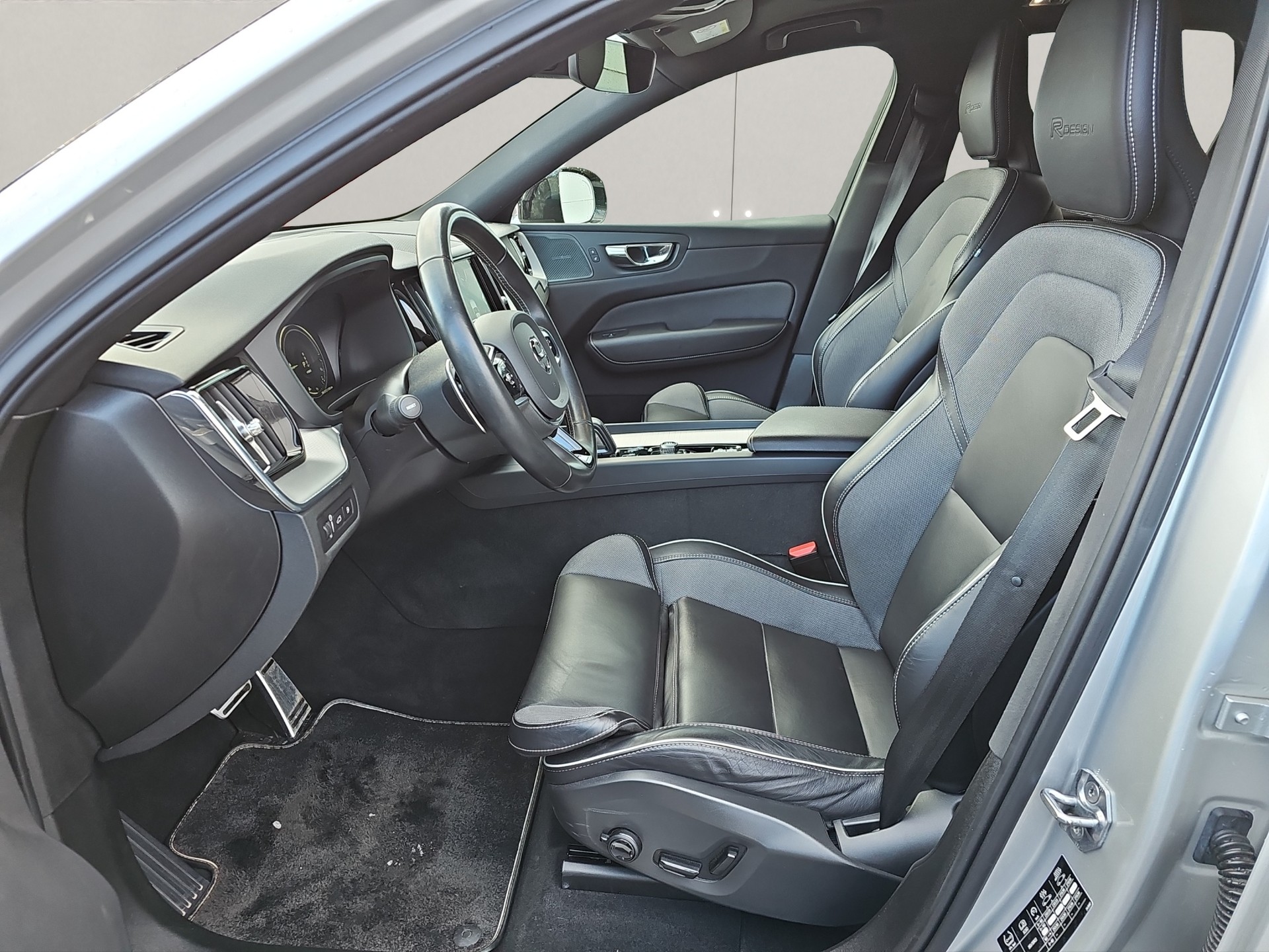 VOLVO XC60 2.0 T8 TE R-Design eAWD-image-5