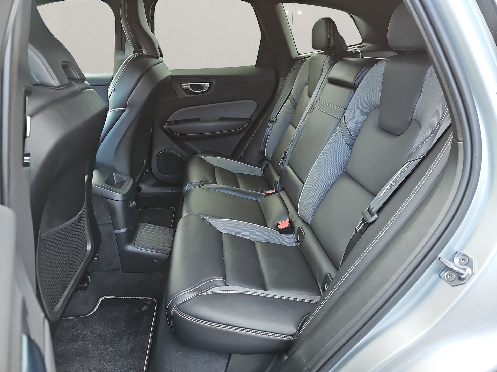 VOLVO XC60 2.0 T8 TE R-Design eAWD-image-6
