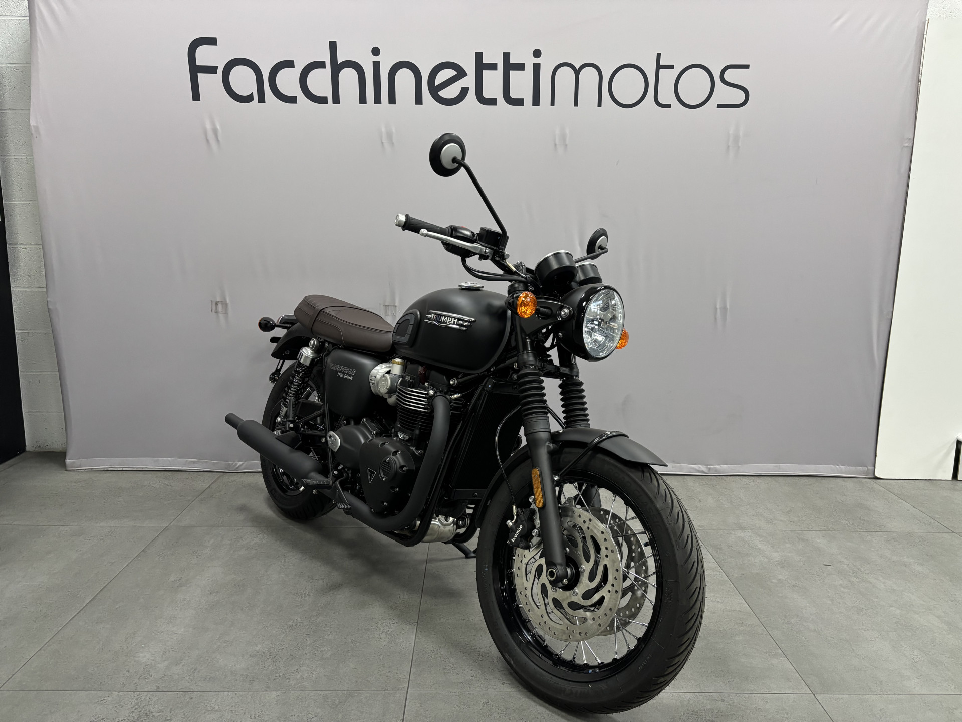 TRIUMPH Bonneville T120 Black-showroom-element-1