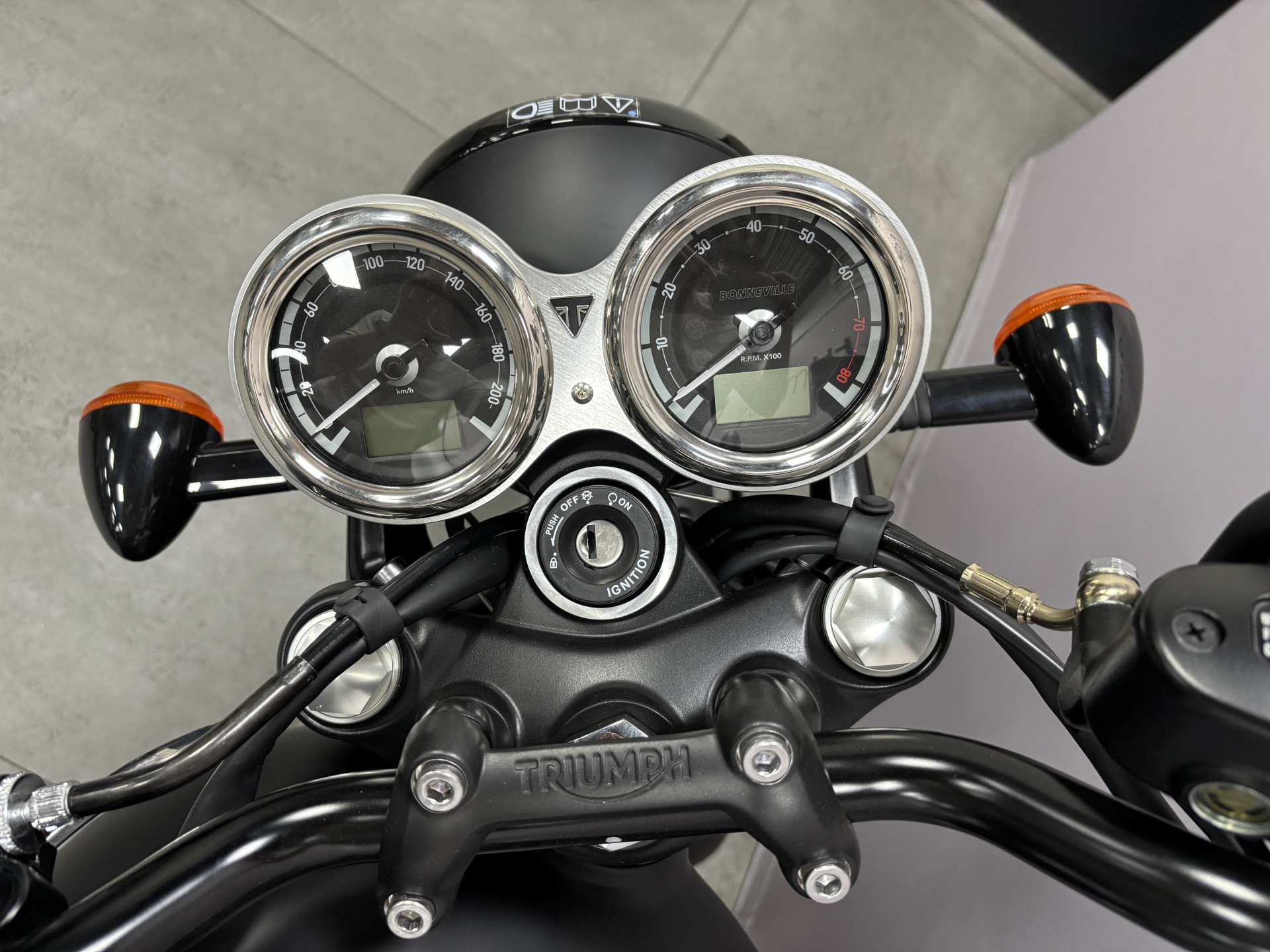 TRIUMPH Bonneville T120 Black-image-4