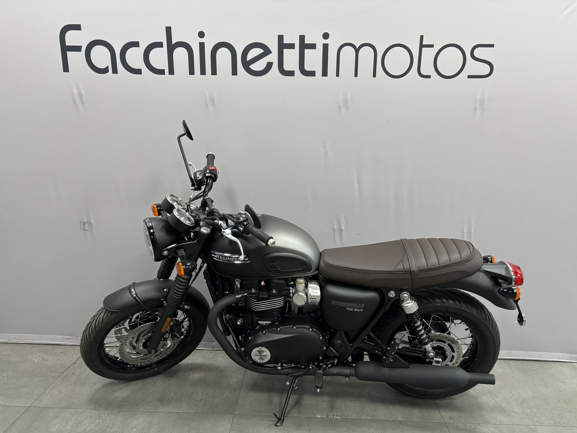 TRIUMPH Bonneville T120 Black-showroom-element-3