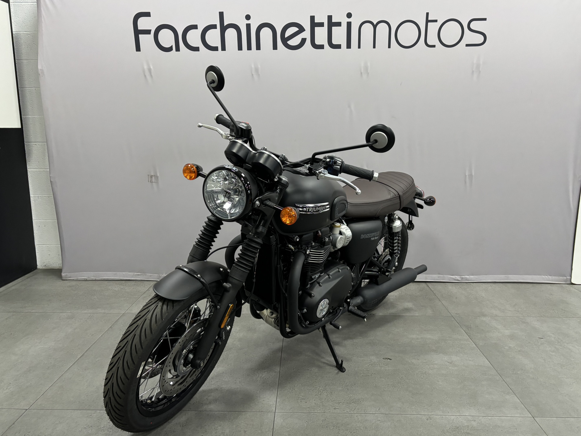 TRIUMPH Bonneville T120 Black-showroom-element-2