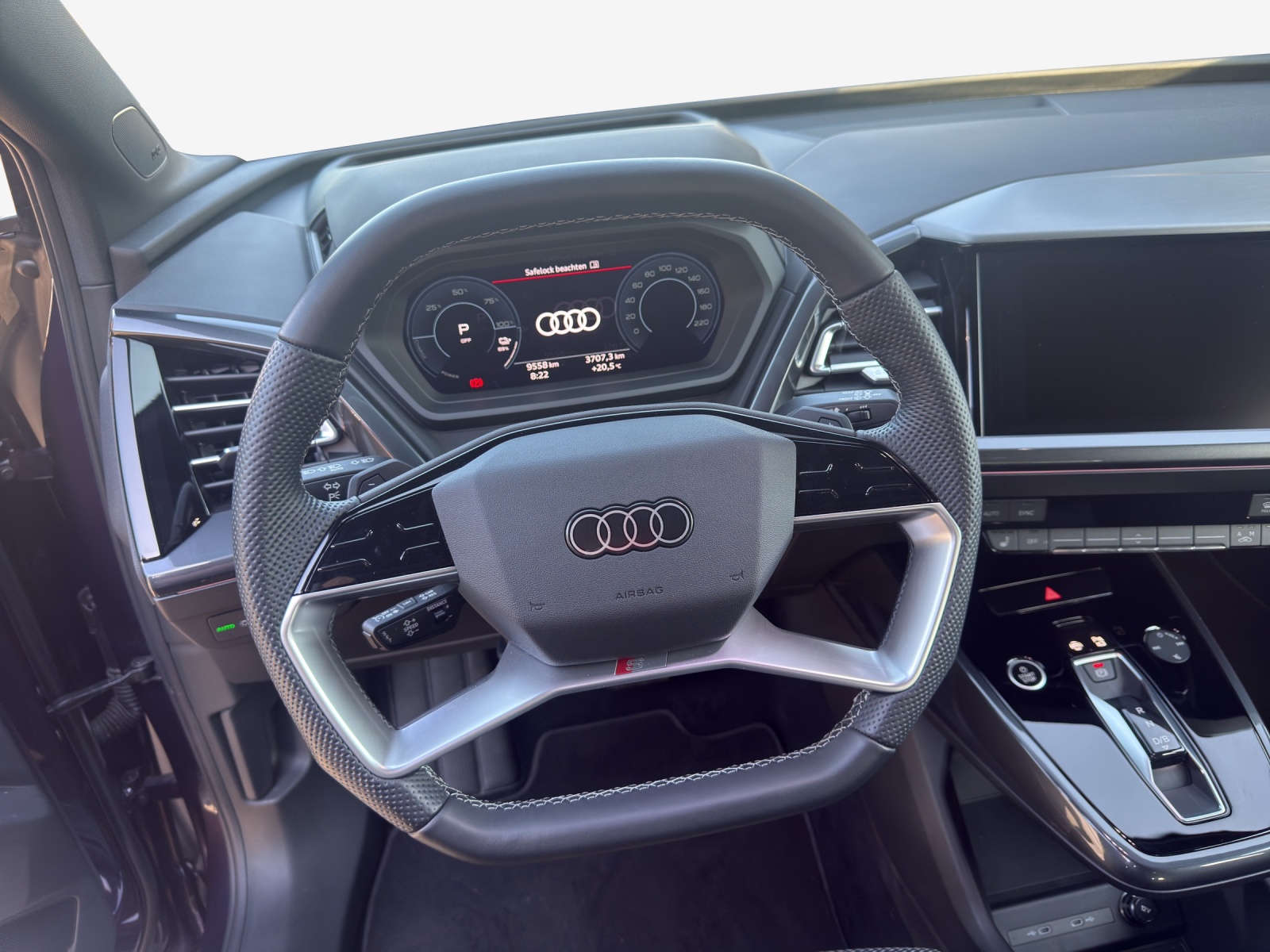 AUDI Q4 e-tron 45 quattro-image-9