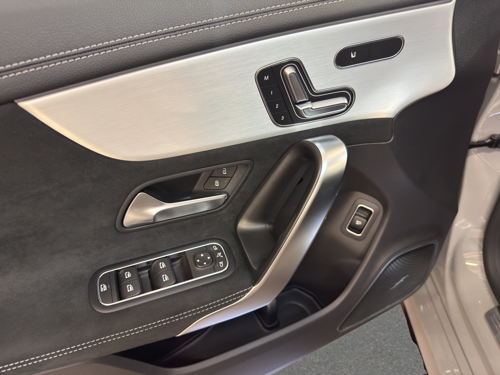 MERCEDES-BENZ CLA 220 4M - AMG / DISTRONIC / 360 Grad Kamera / Soundsystem-image-12