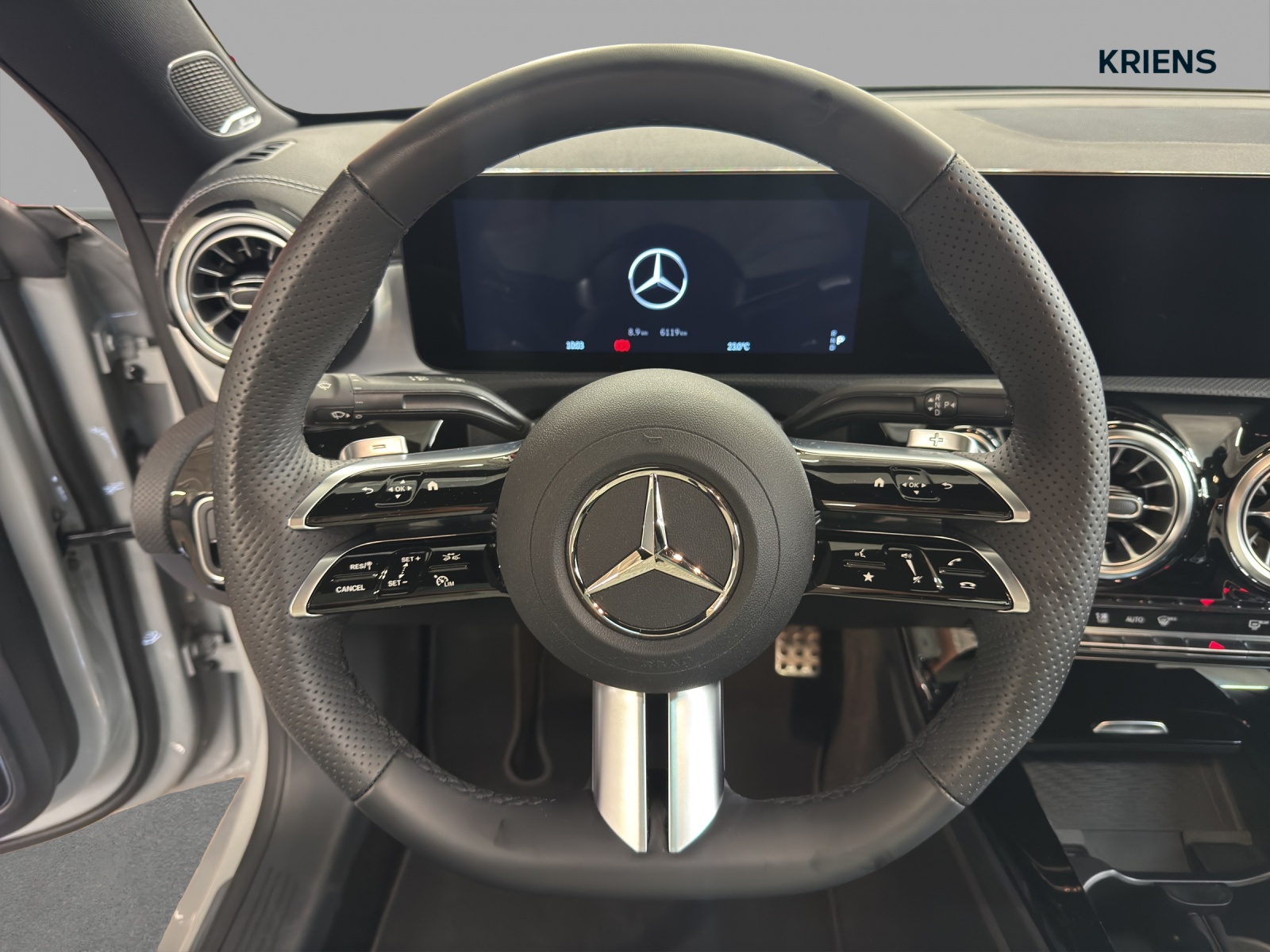 MERCEDES-BENZ CLA 220 4M - AMG / DISTRONIC / 360 Grad Kamera / Soundsystem-image-9