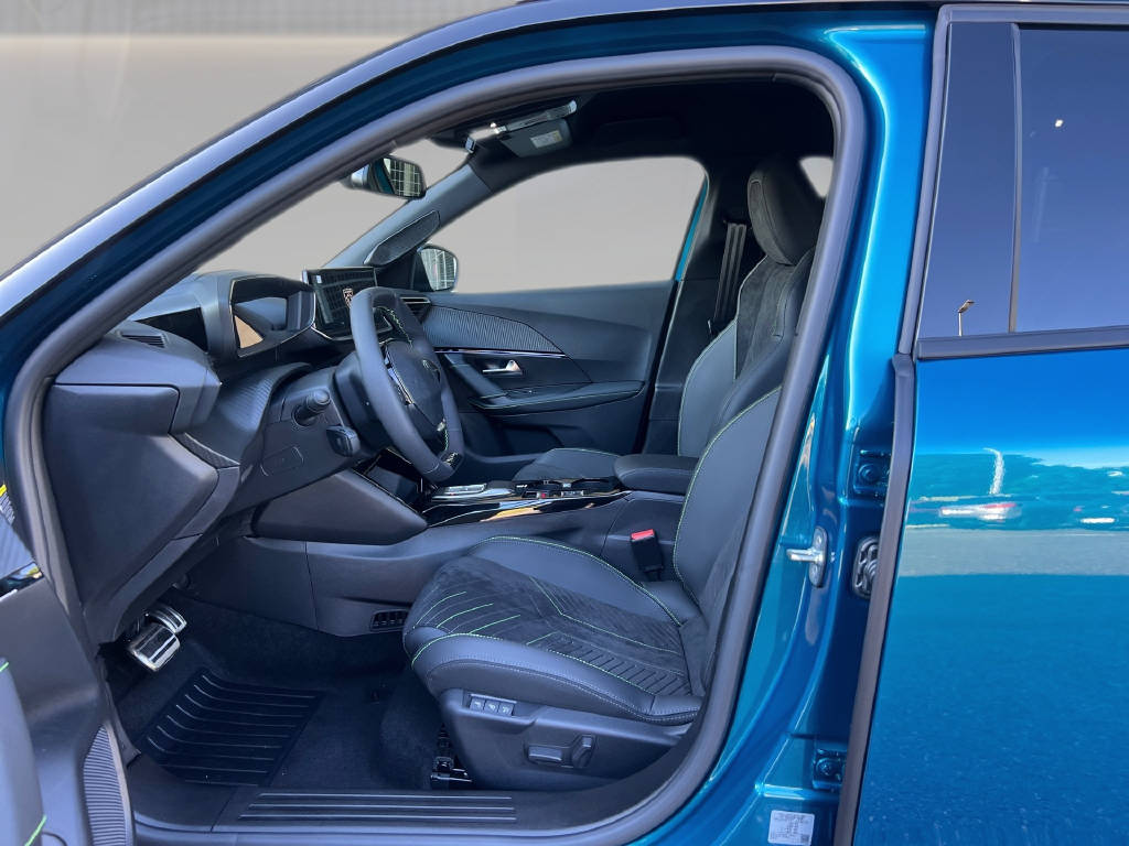 PEUGEOT 2008 1.2 Hybrid 145 GT-image-9