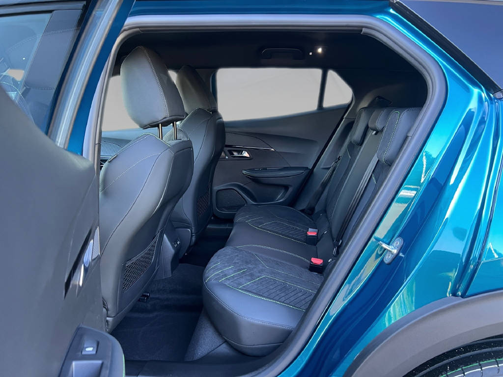 PEUGEOT 2008 1.2 Hybrid 145 GT-image-10