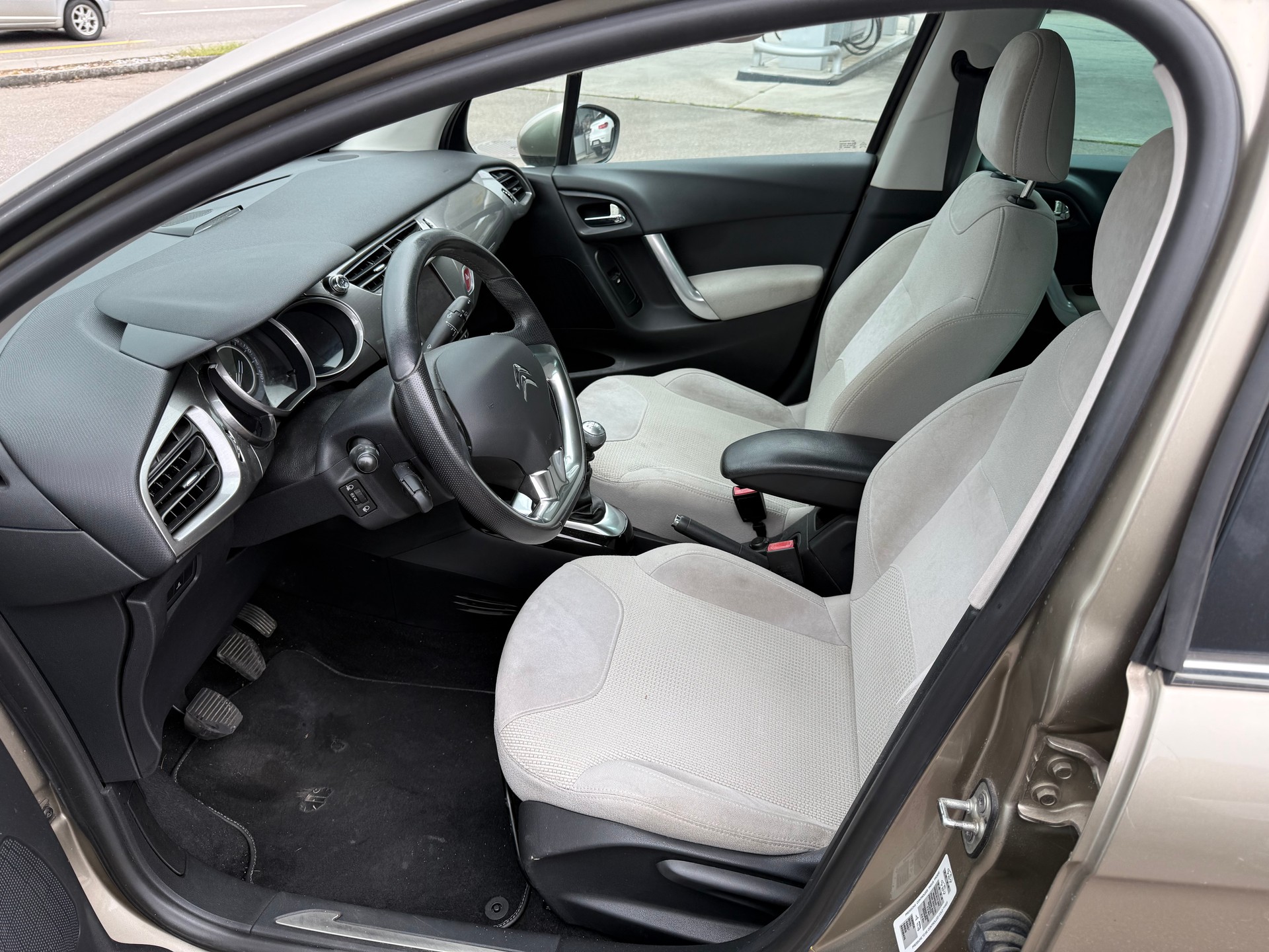 CITROEN C3 1.6 16V HDi Exclusive-image-8