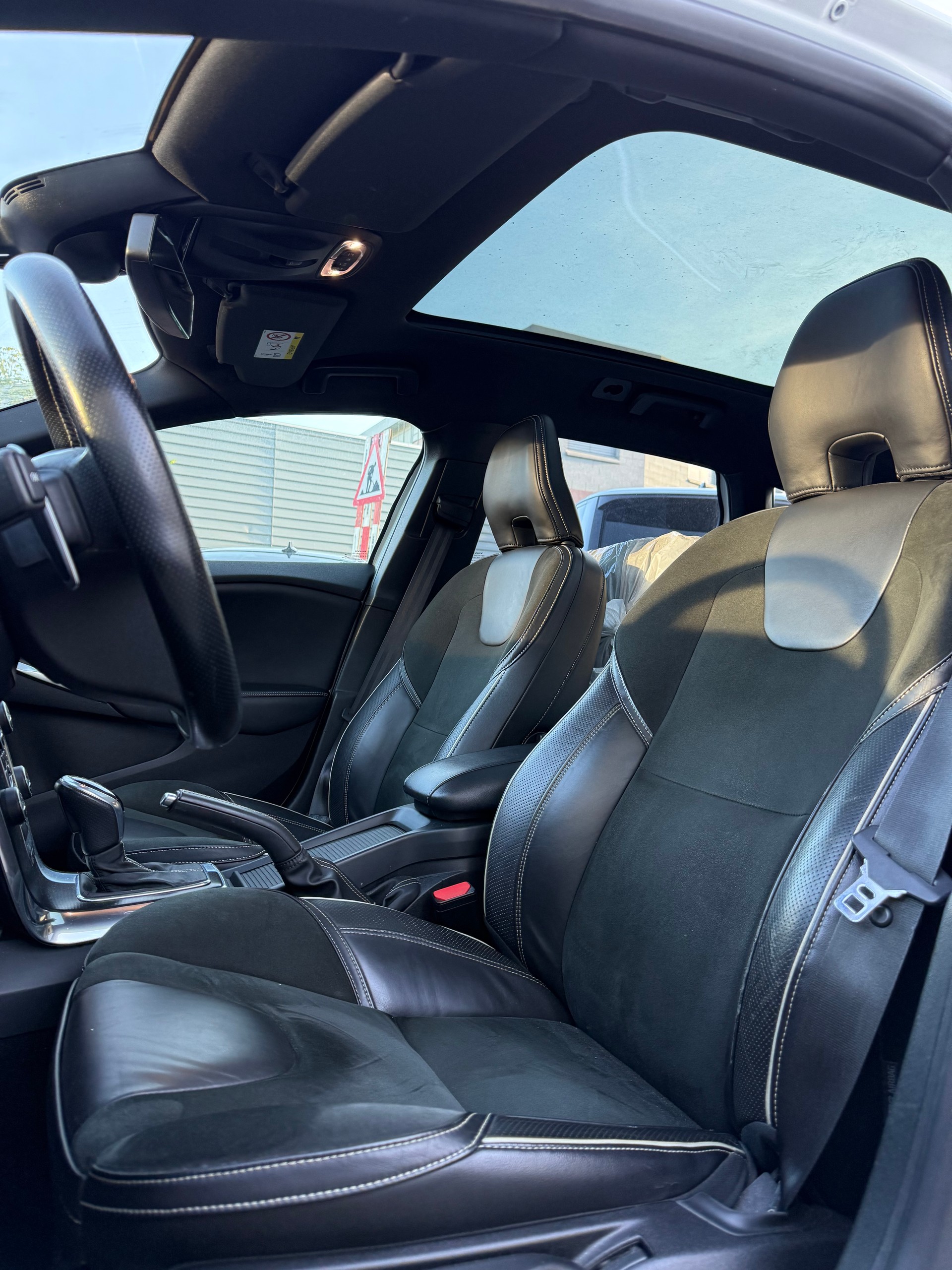 VOLVO V40 D4 Momentum R-Design Geartronic-image-5