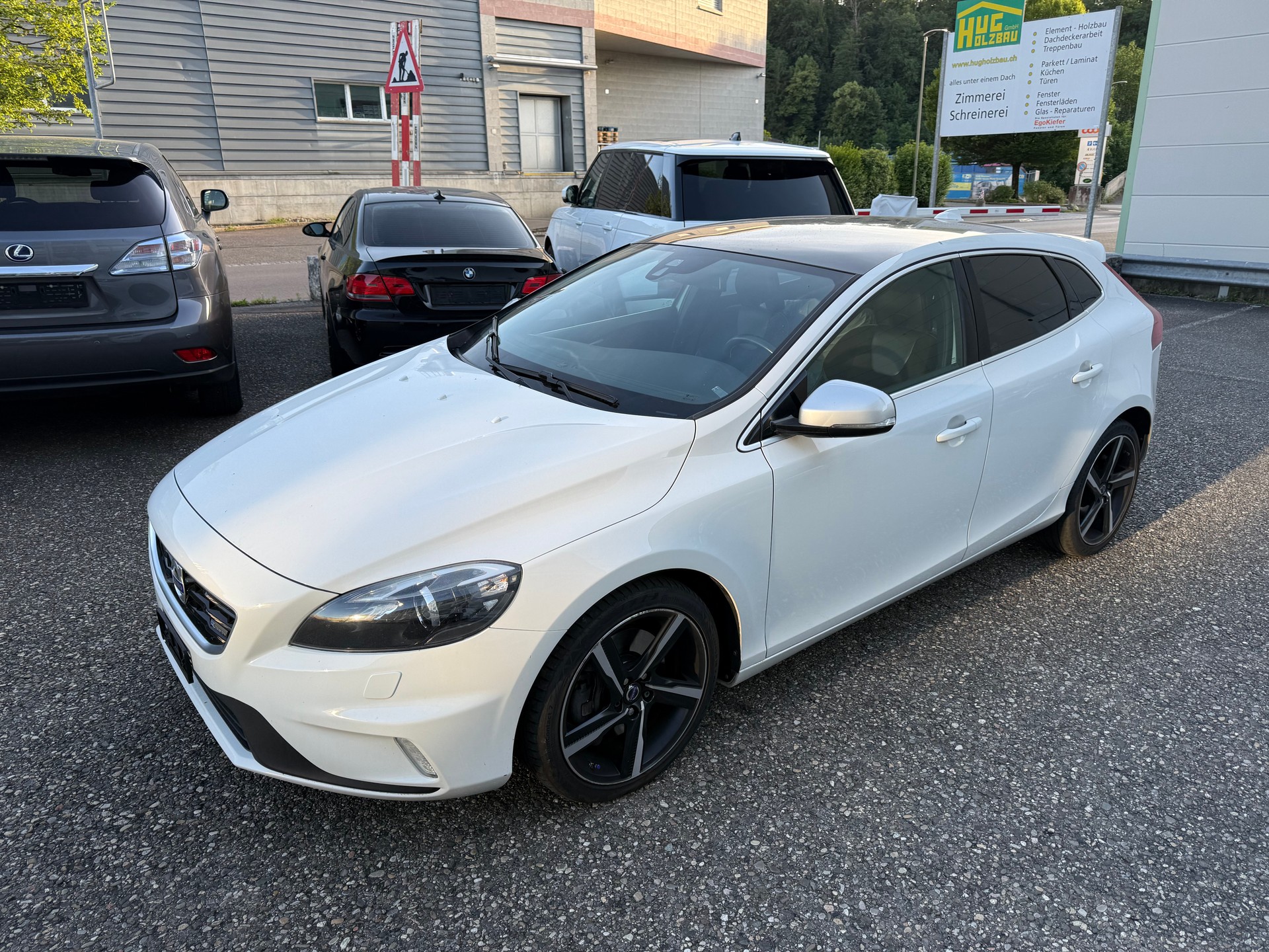 VOLVO V40 D4 Momentum R-Design Geartronic-image-0