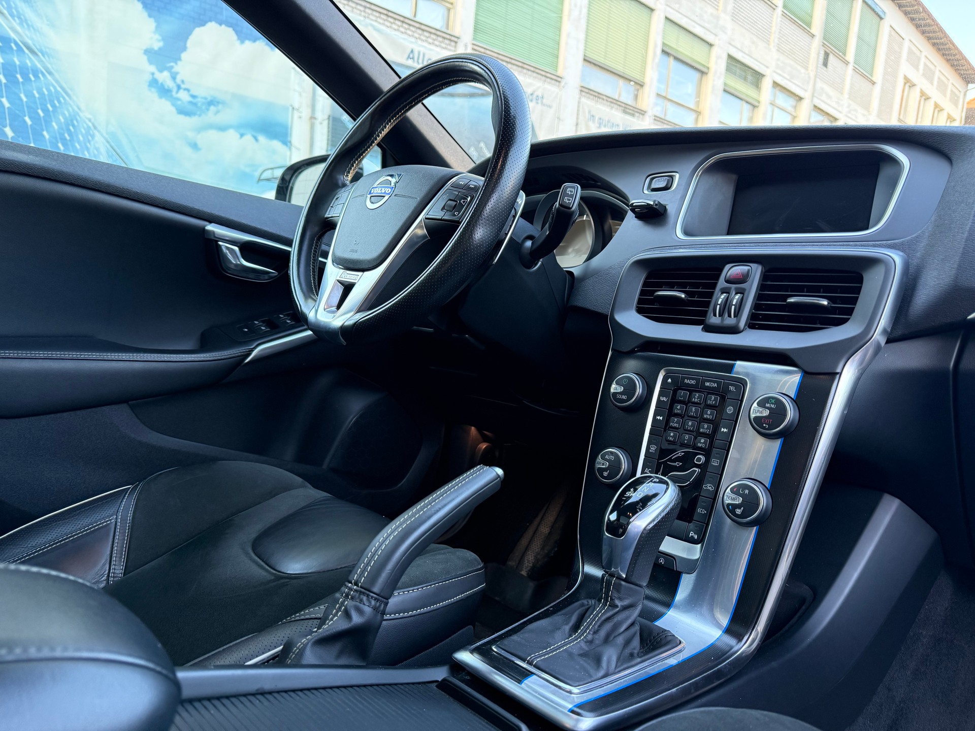 VOLVO V40 D4 Momentum R-Design Geartronic-image-6