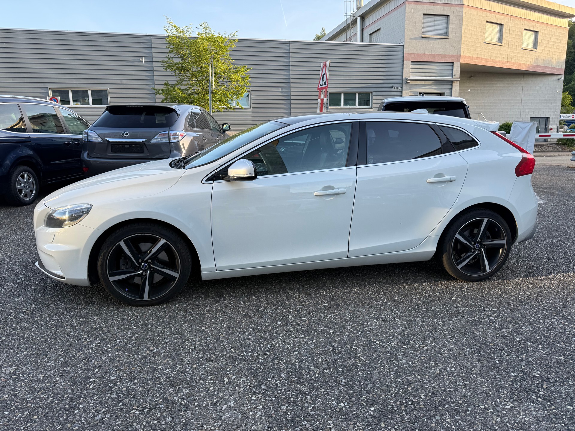 VOLVO V40 D4 Momentum R-Design Geartronic-image-2