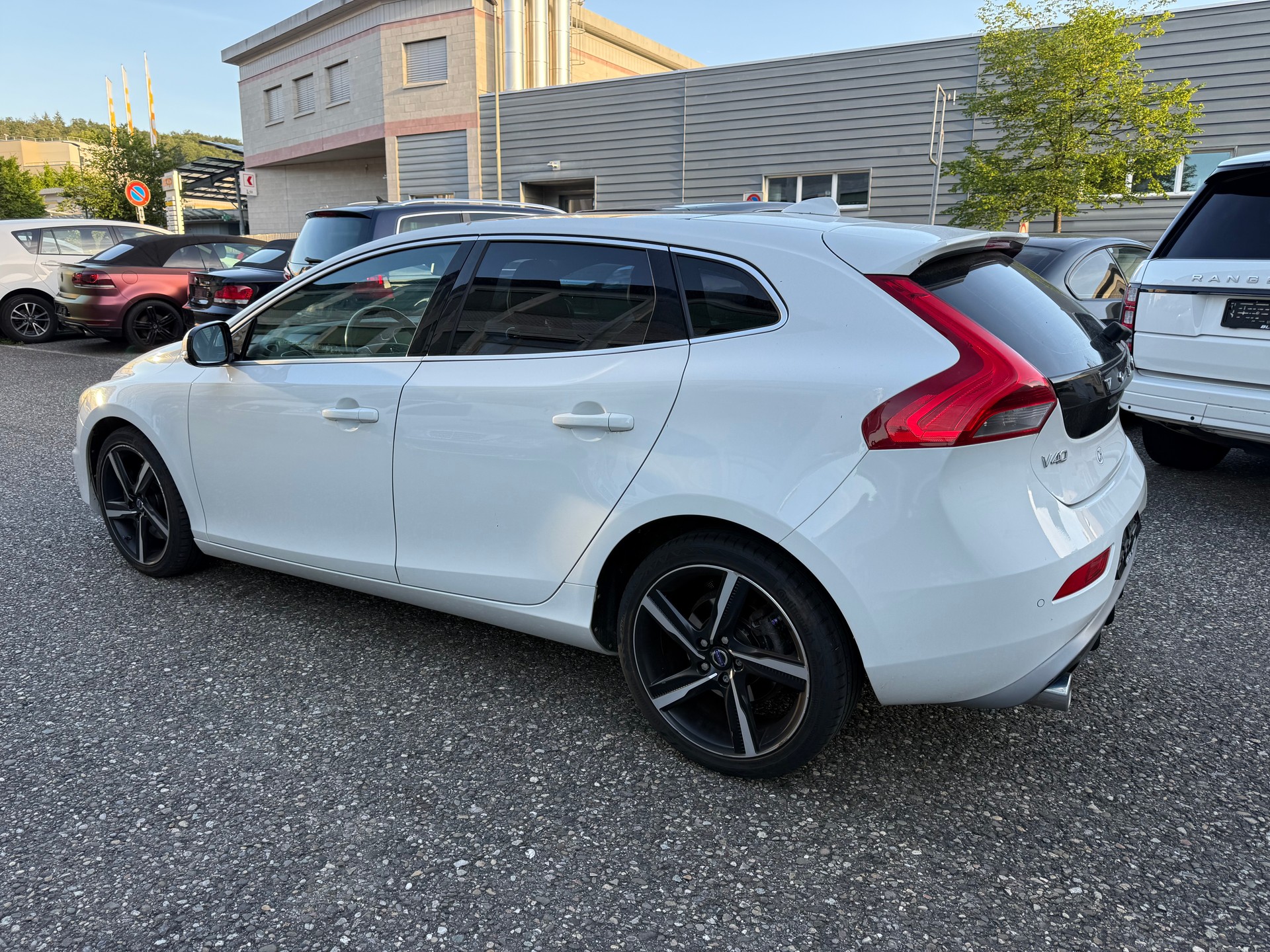 VOLVO V40 D4 Momentum R-Design Geartronic-image-12
