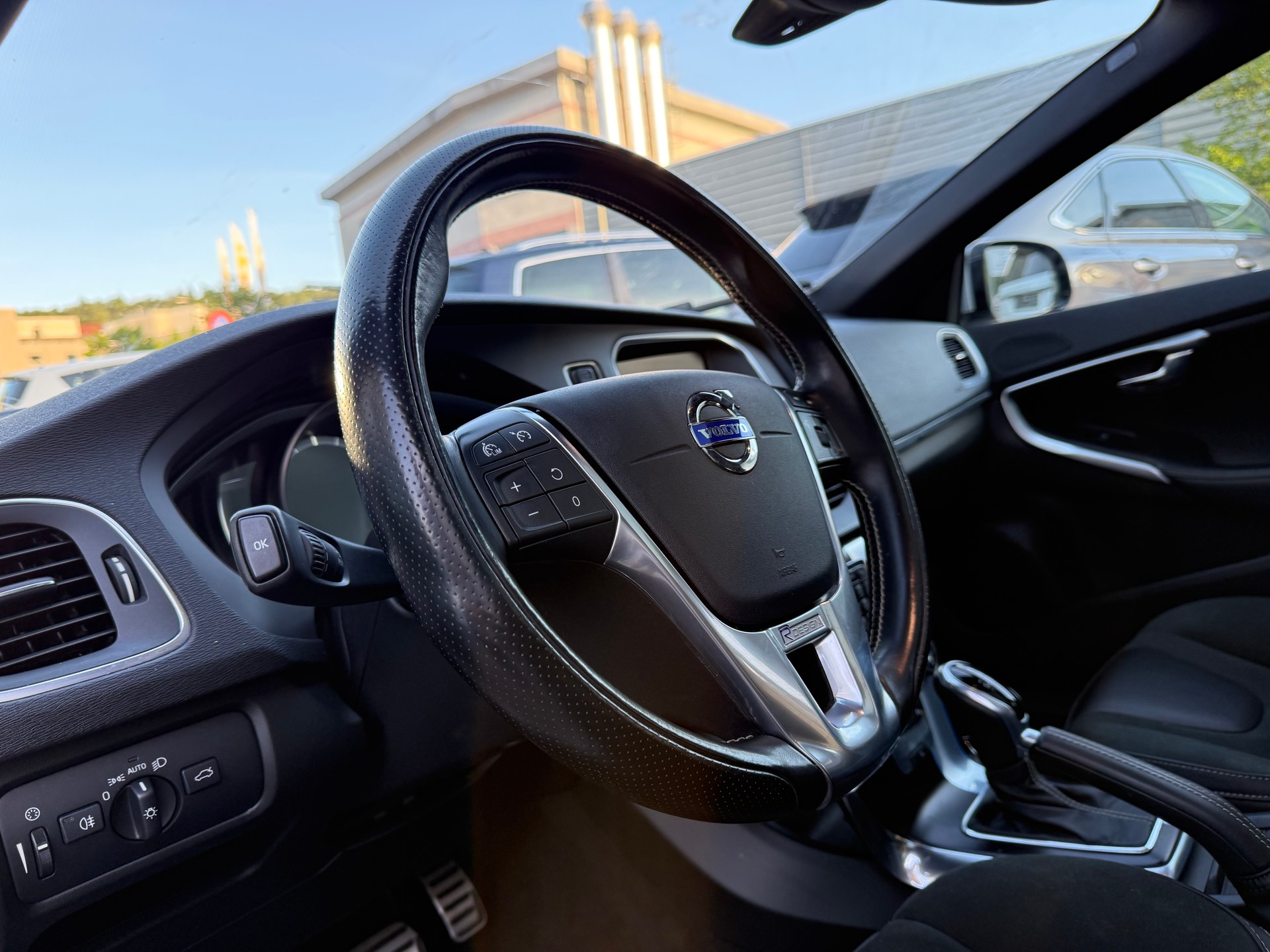 VOLVO V40 D4 Momentum R-Design Geartronic-image-4