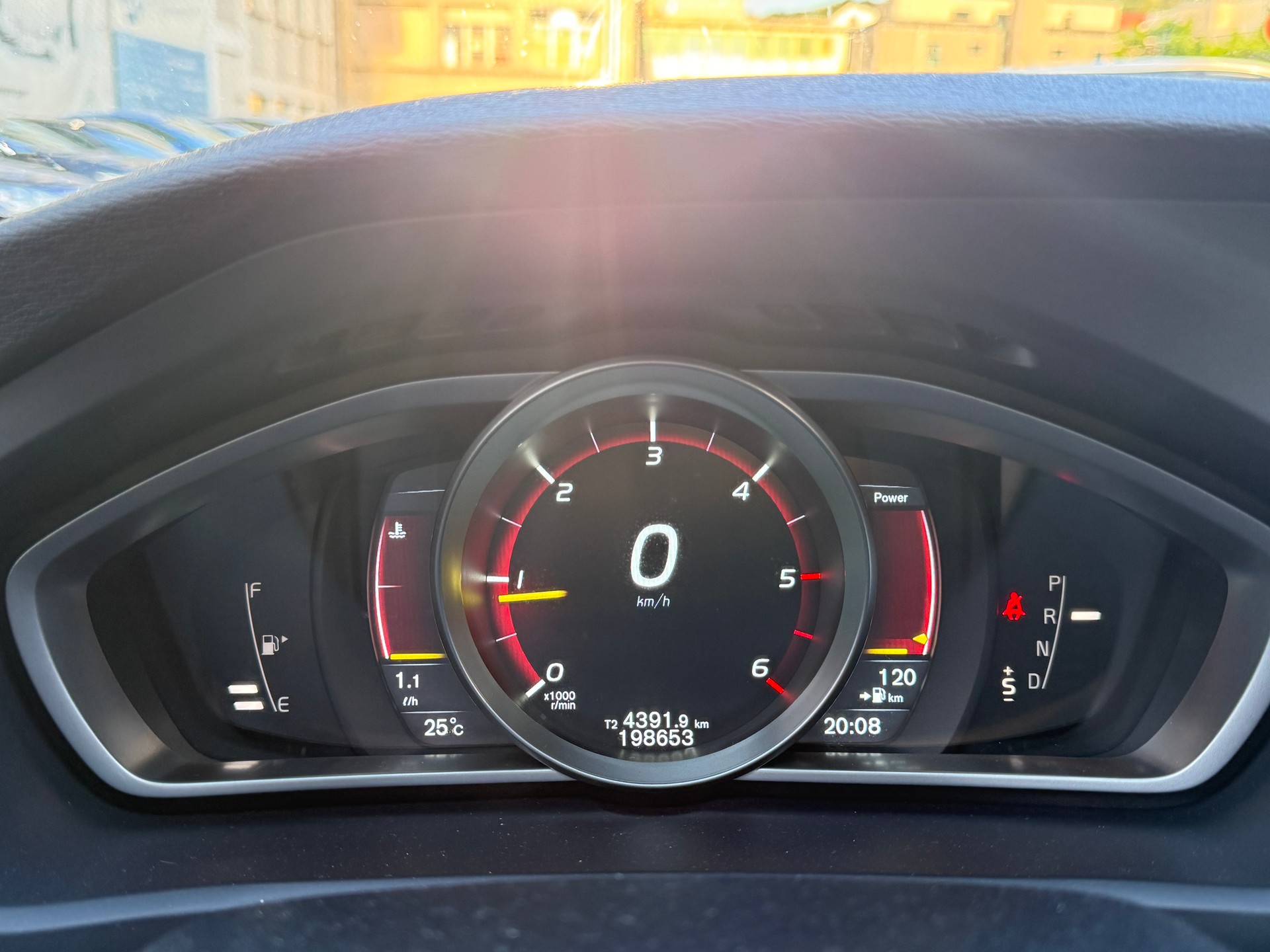 VOLVO V40 D4 Momentum R-Design Geartronic-image-9