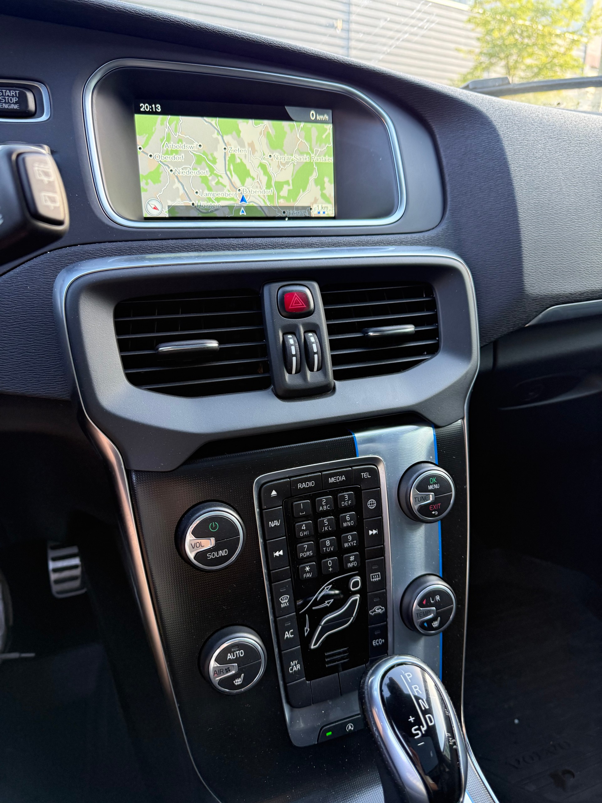 VOLVO V40 D4 Momentum R-Design Geartronic-image-13