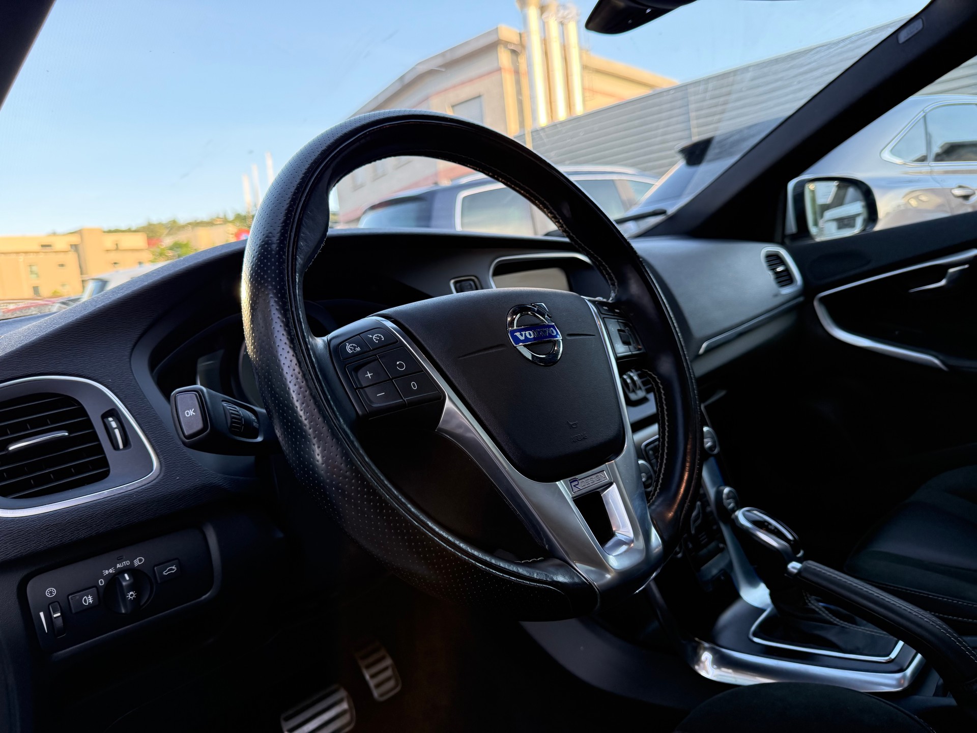 VOLVO V40 D4 Momentum R-Design Geartronic-image-7