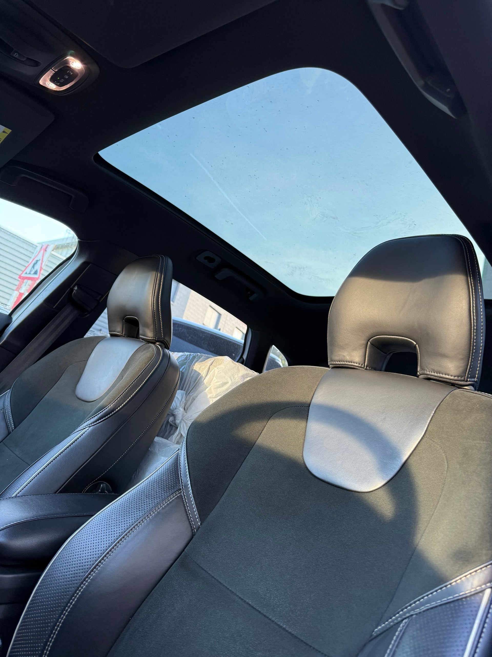 VOLVO V40 D4 Momentum R-Design Geartronic-image-11