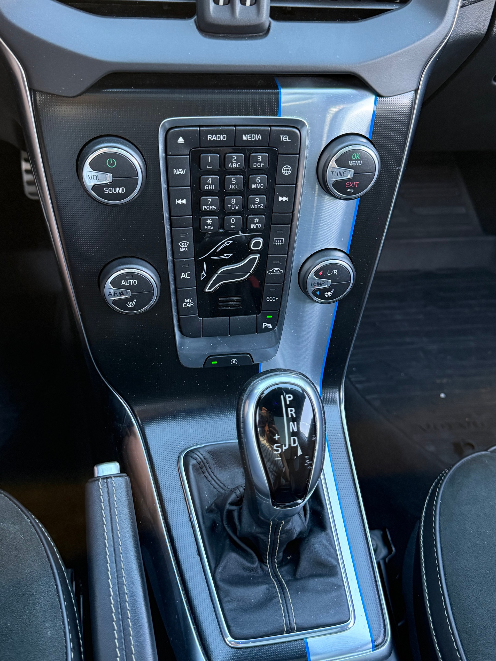 VOLVO V40 D4 Momentum R-Design Geartronic-image-10