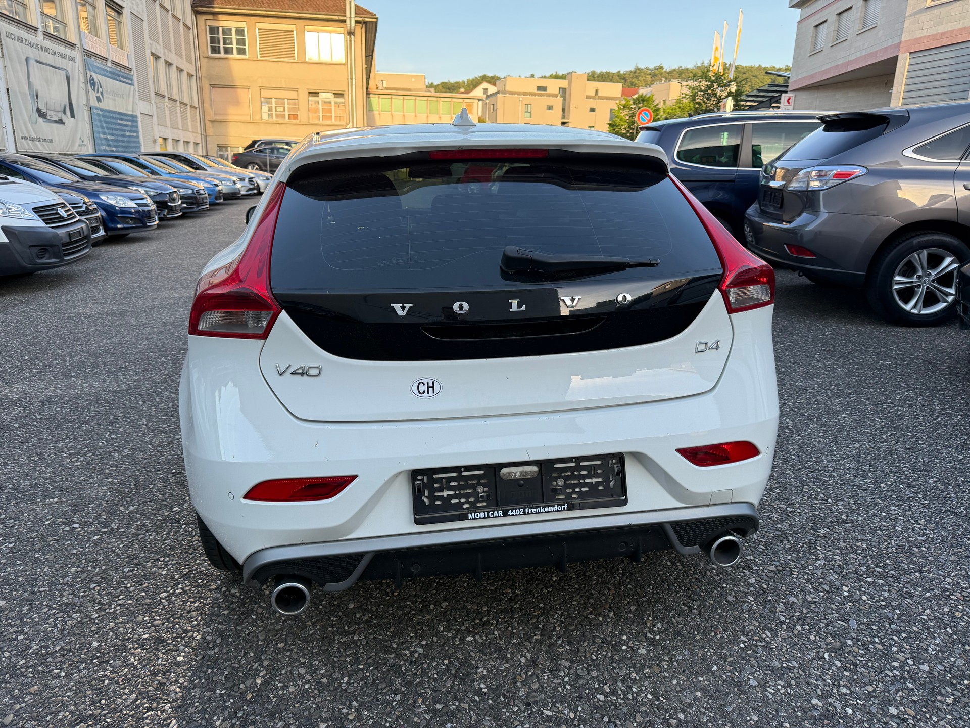 VOLVO V40 D4 Momentum R-Design Geartronic-image-3