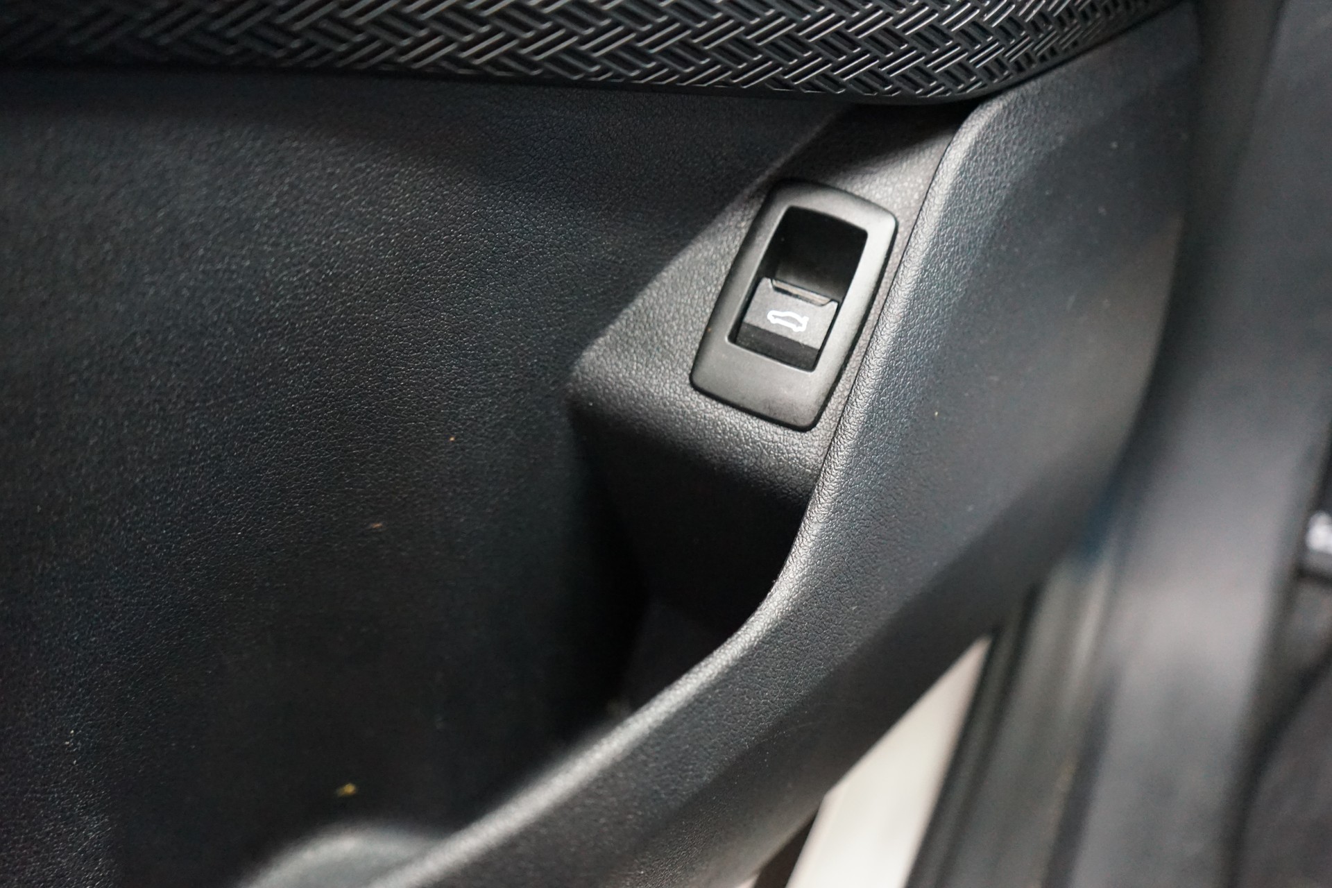 BMW X1 sDrive 18i-image-14
