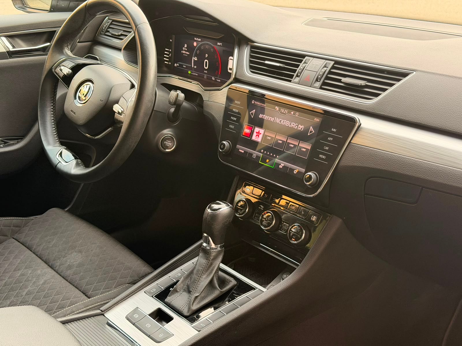 SKODA Superb Combi 2.0 TDi Ambition 4x4 DSG-image-26