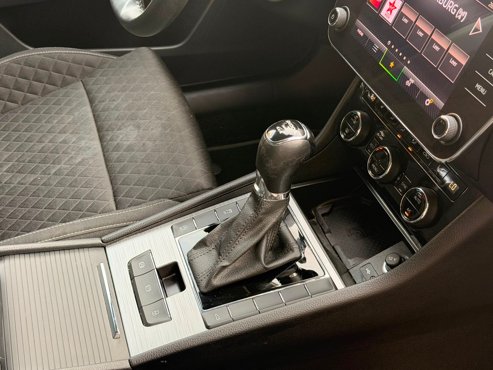 SKODA Superb Combi 2.0 TDi Ambition 4x4 DSG-image-31