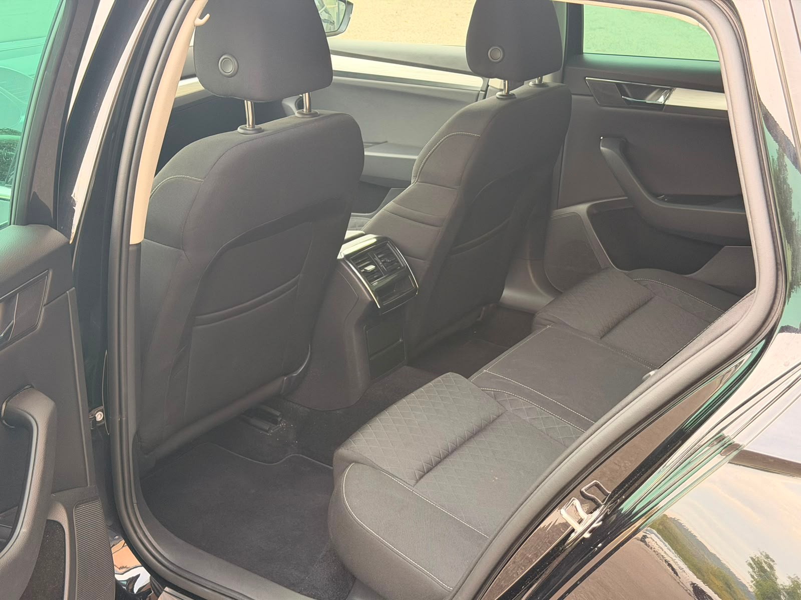 SKODA Superb Combi 2.0 TDi Ambition 4x4 DSG-image-18