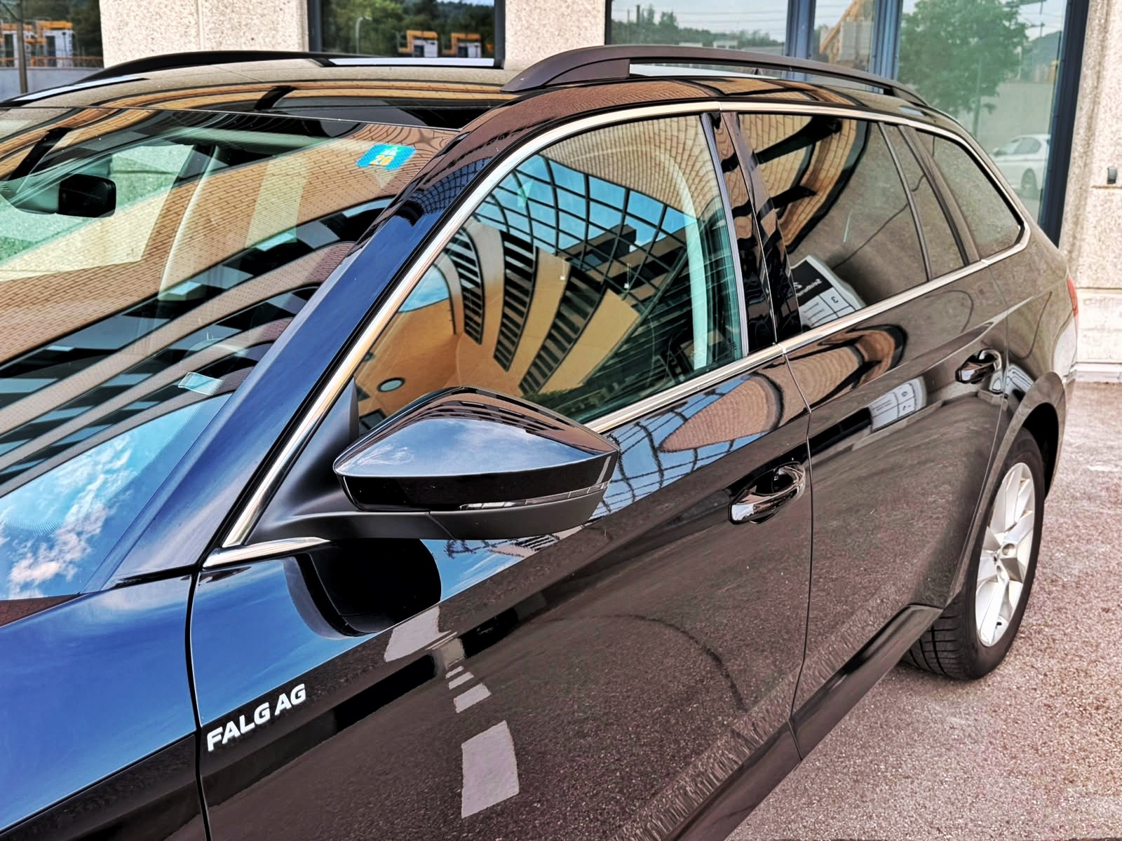 SKODA Superb Combi 2.0 TDi Ambition 4x4 DSG-image-13