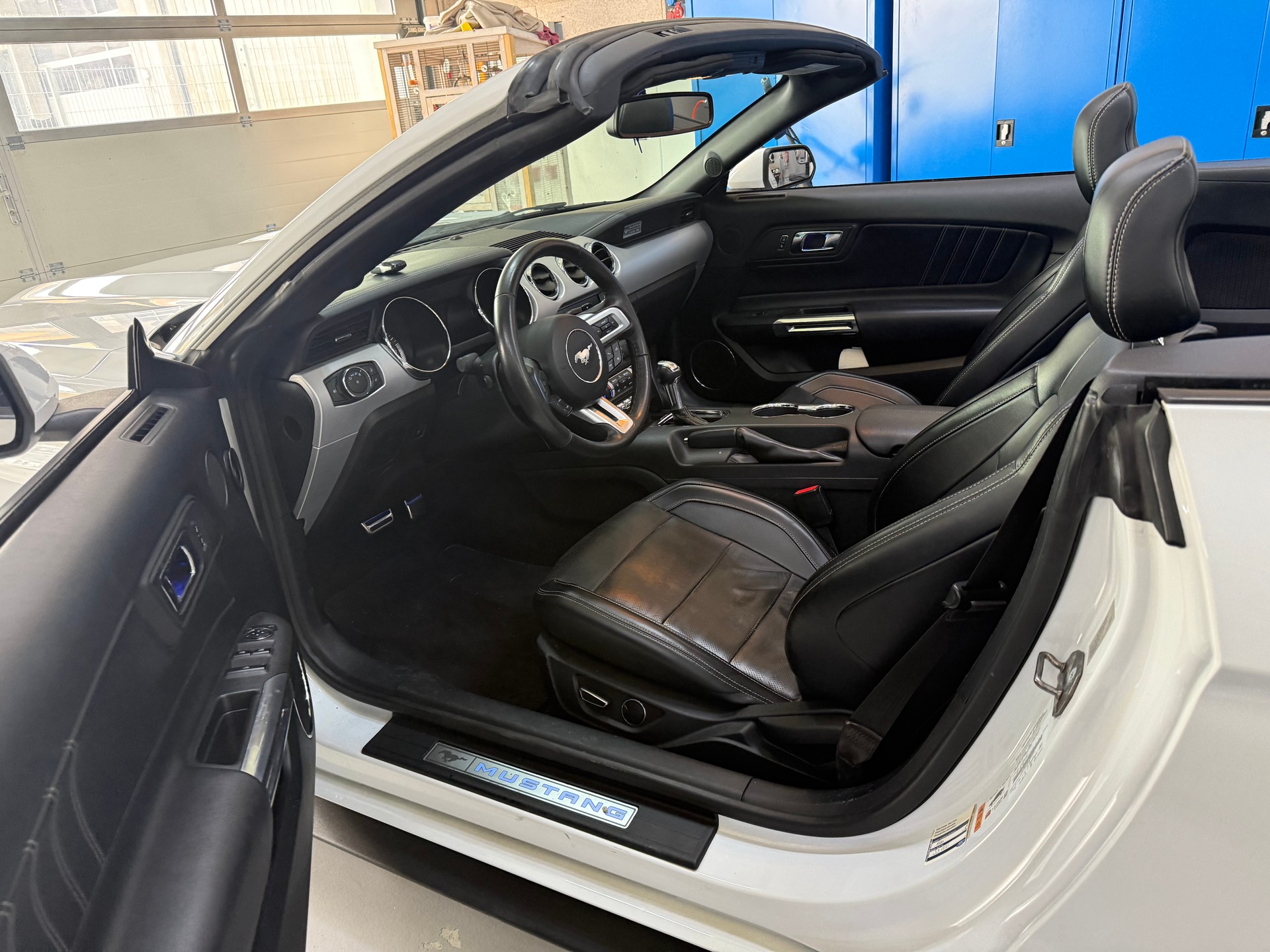 FORD Mustang Convertible 5.0 V8 GT Automat-image-5