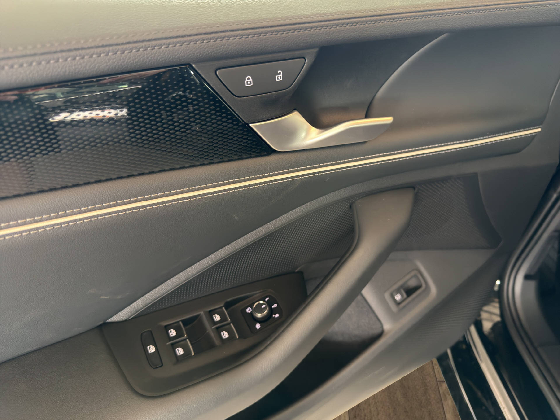 VW Passat Variant 1.5 TSI PHEV Business DSG-image-19