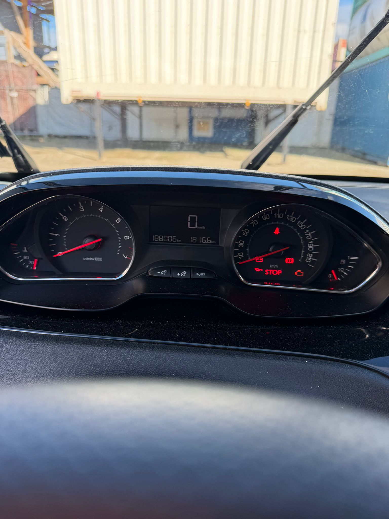 PEUGEOT 208 1.2 VTI Style-image-4