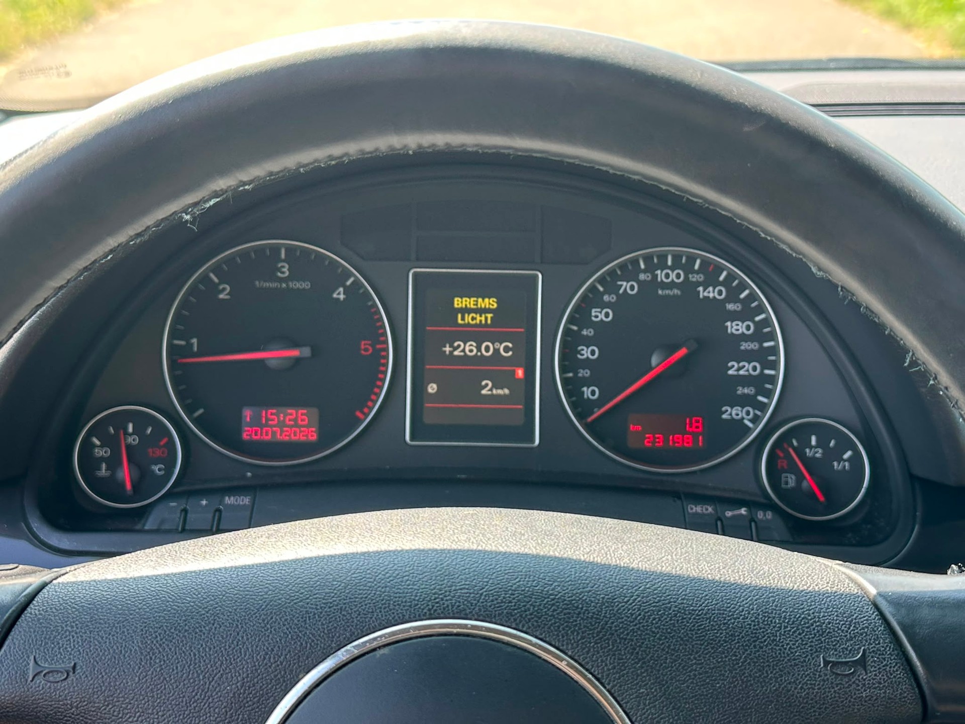 AUDI A4 2.5 TDI quattro-image-13