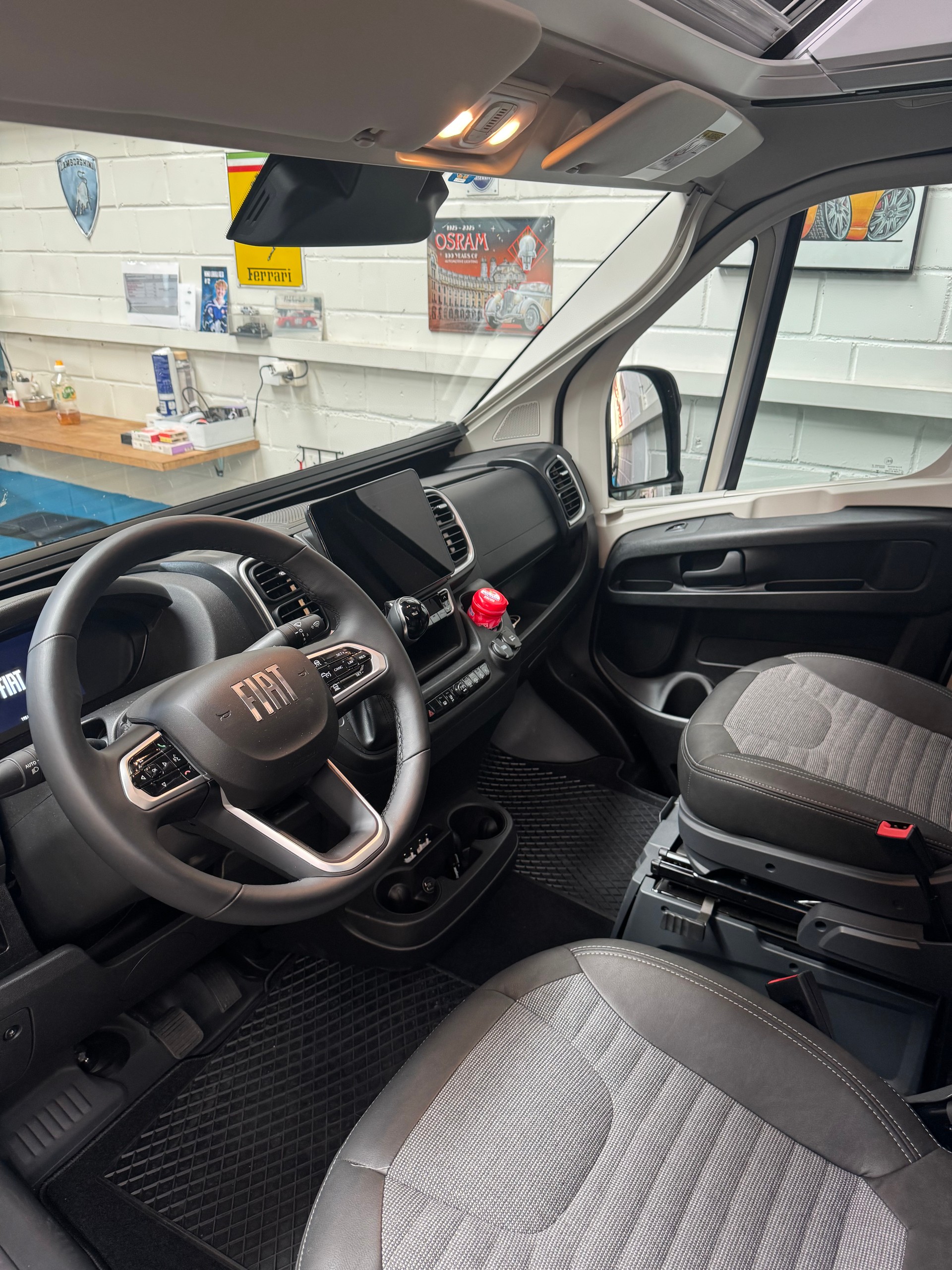 ADRIA Twin 640 SGX Supreme 43 H Chassi 8 Gang Automat 180 PS DELTA 4 x 4 18 Zoll Alufelgen Schwarz Matt-showroom-element-2