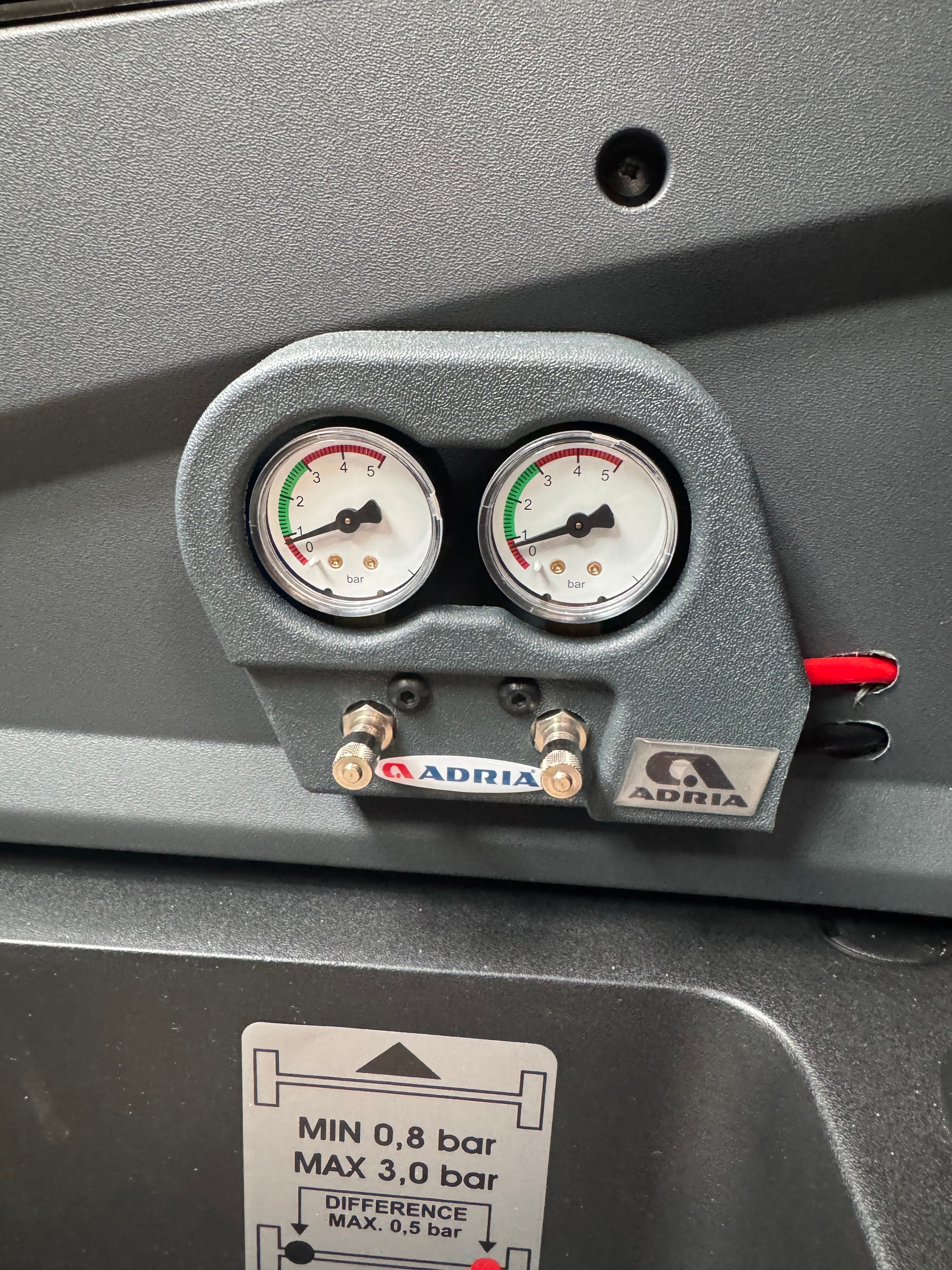 ADRIA Twin 640 SGX Supreme 43 H Chassi 8 Gang Automat 180 PS DELTA 4 x 4 18 Zoll Alufelgen Schwarz Matt-image-5