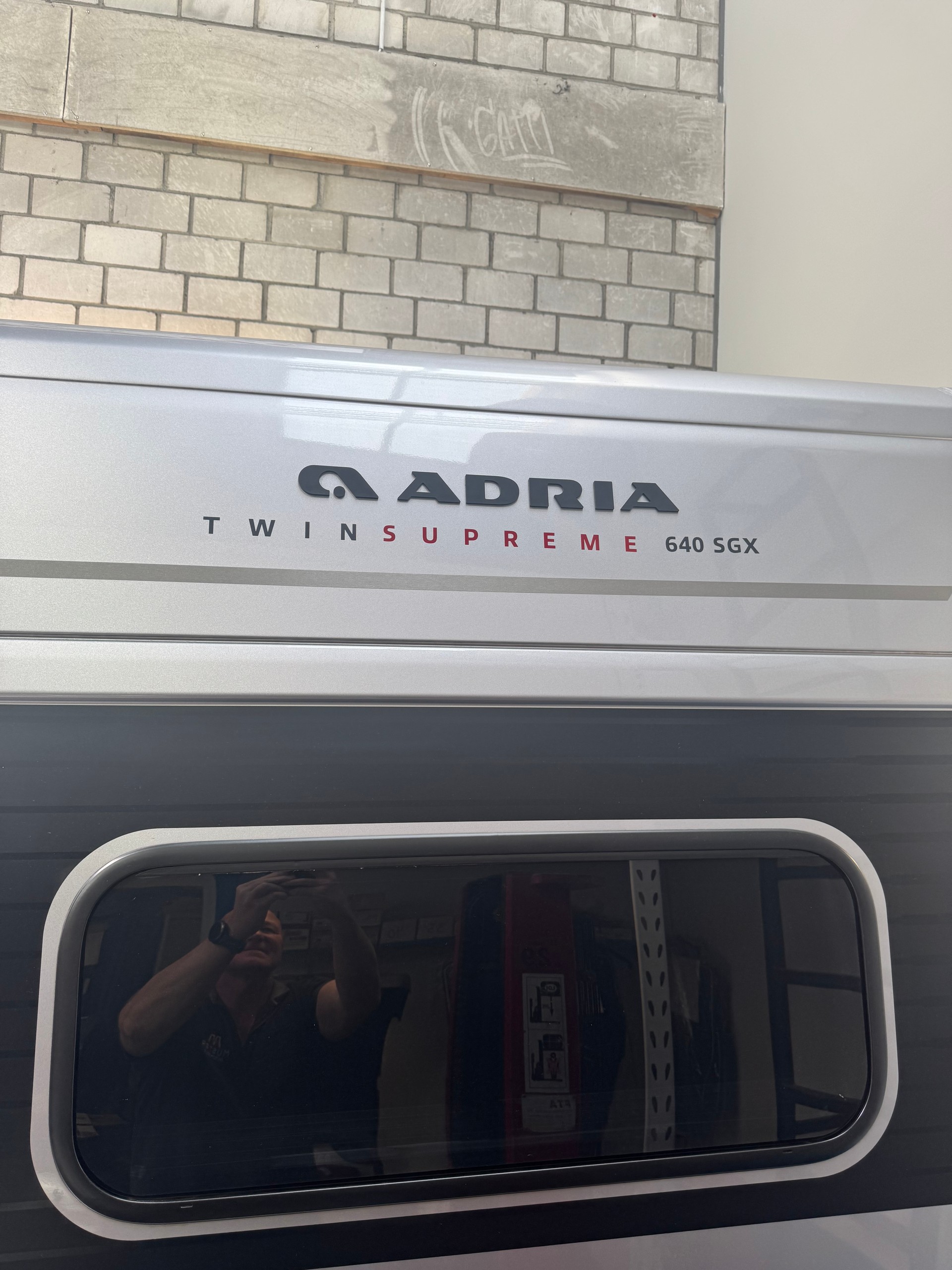 ADRIA Twin 640 SGX Supreme 43 H Chassi 8 Gang Automat 180 PS DELTA 4 x 4 18 Zoll Alufelgen Schwarz Matt-showroom-element-3