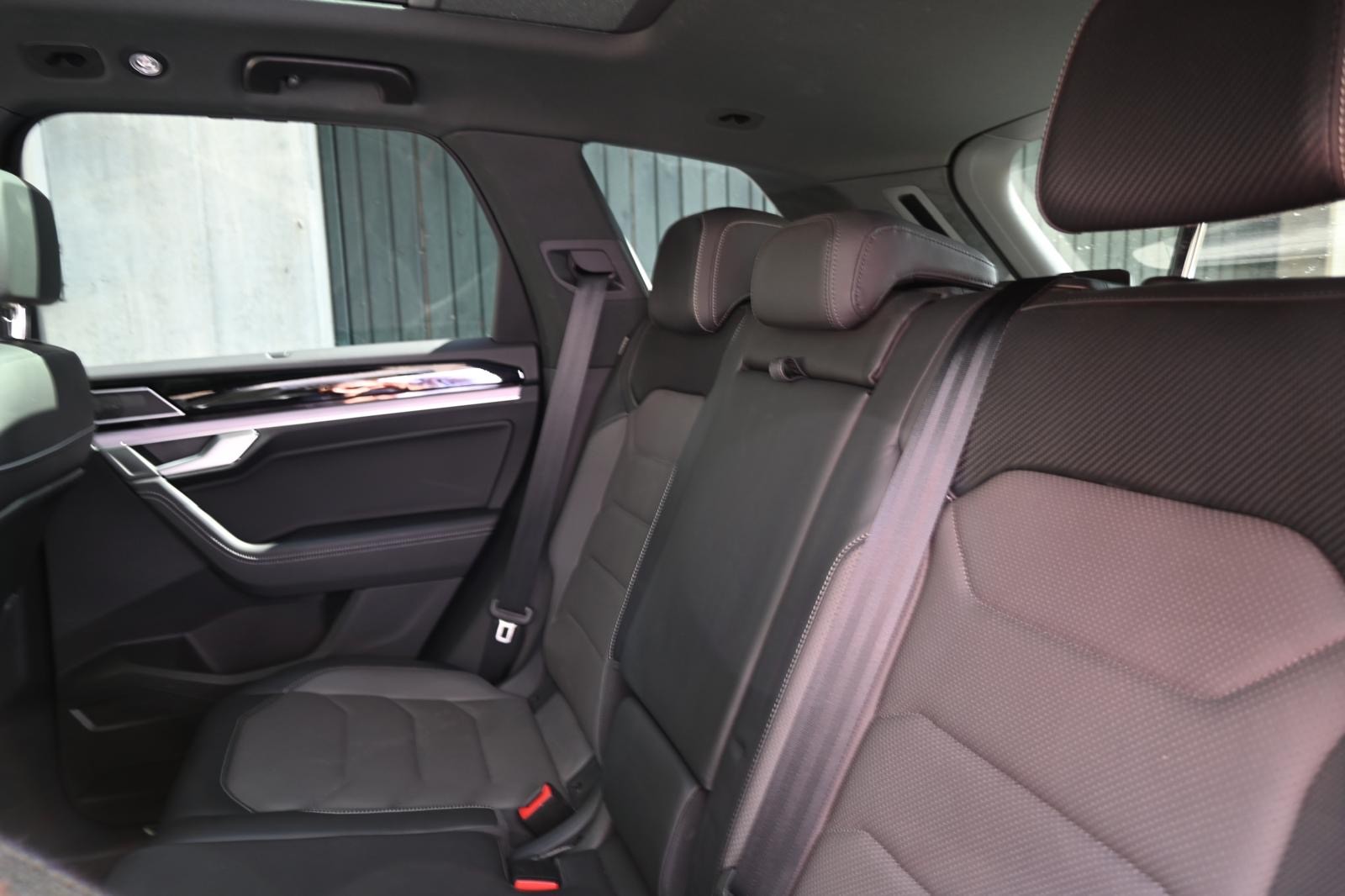 VW Touareg 3.0 TDI R Line Tiptronic-image-11
