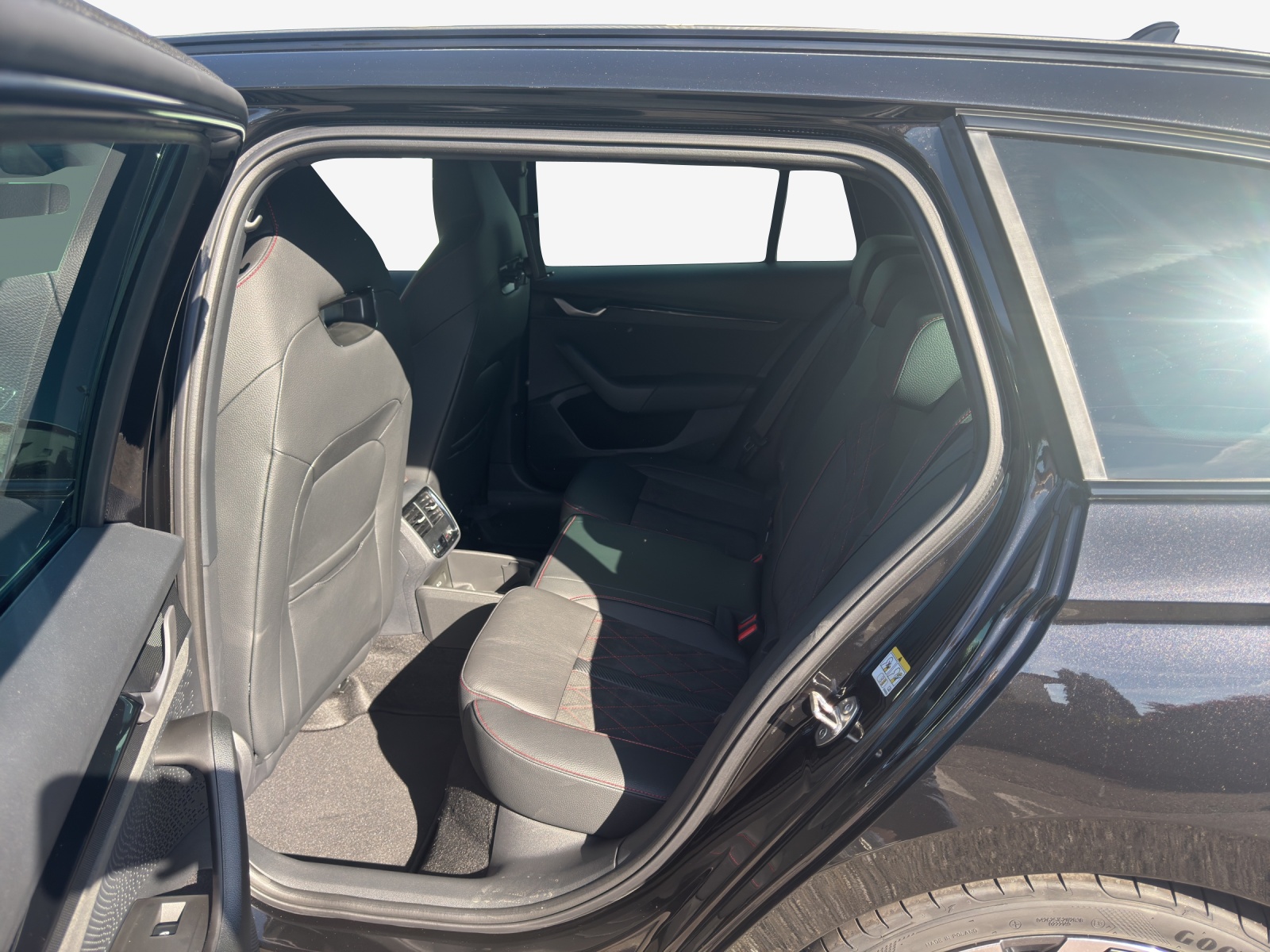 SKODA Octavia Combi 2.0 TSI DSG RS 30 Years Edition-image-11