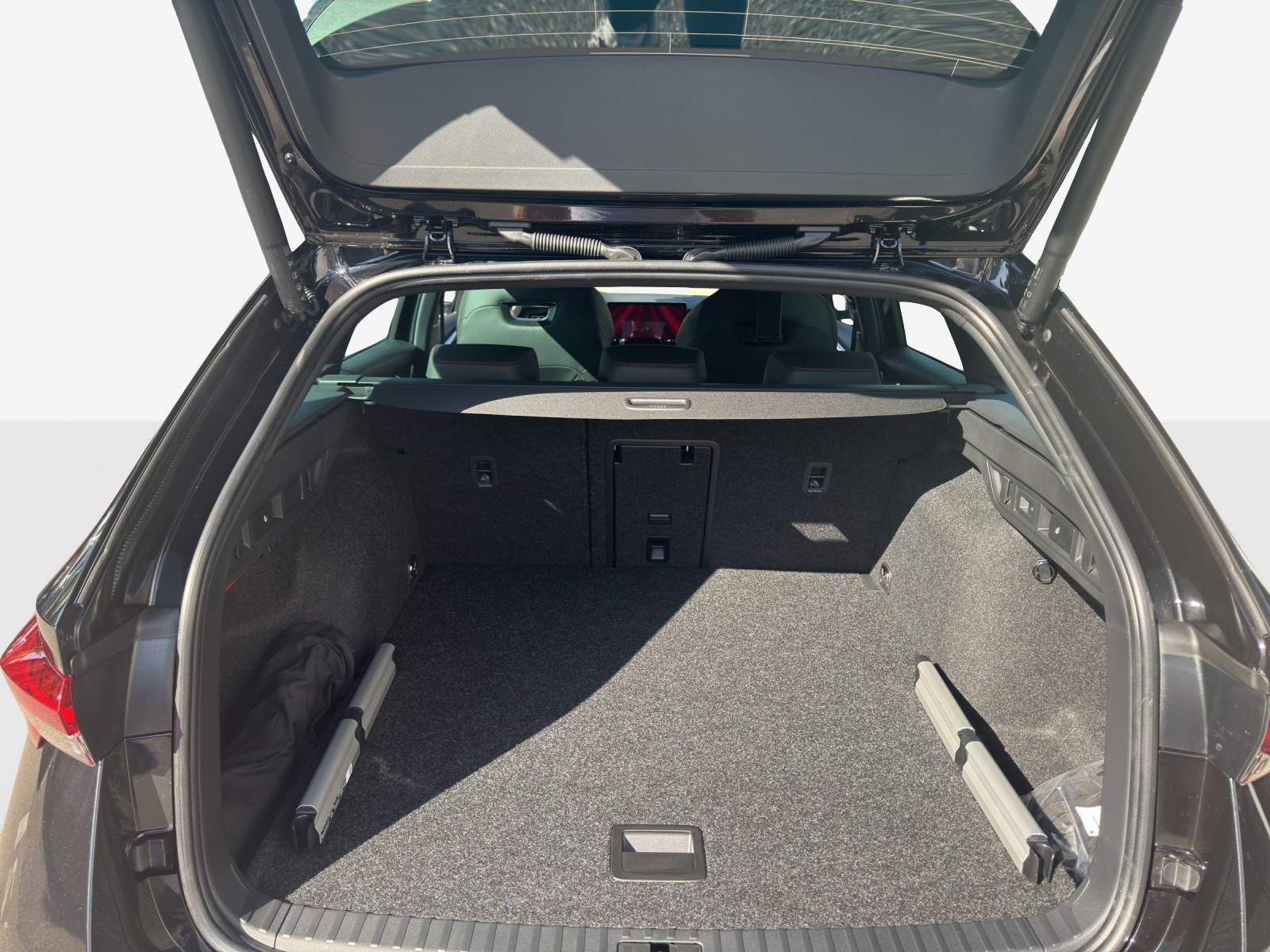 SKODA Octavia Combi 2.0 TSI DSG RS 30 Years Edition-image-12