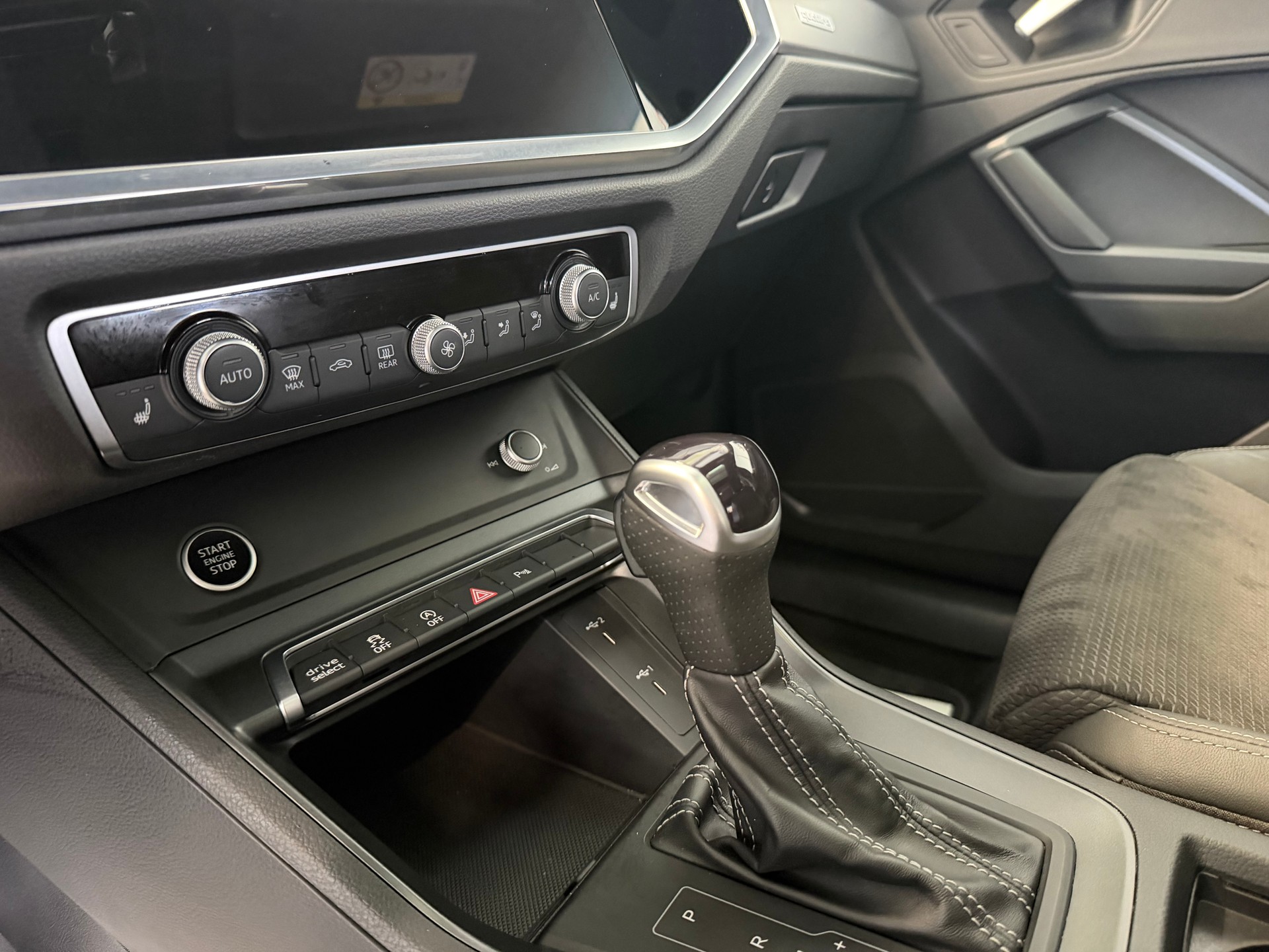 AUDI Q3 Sportback 40 TFSI S line quattro S-tronic-image-15
