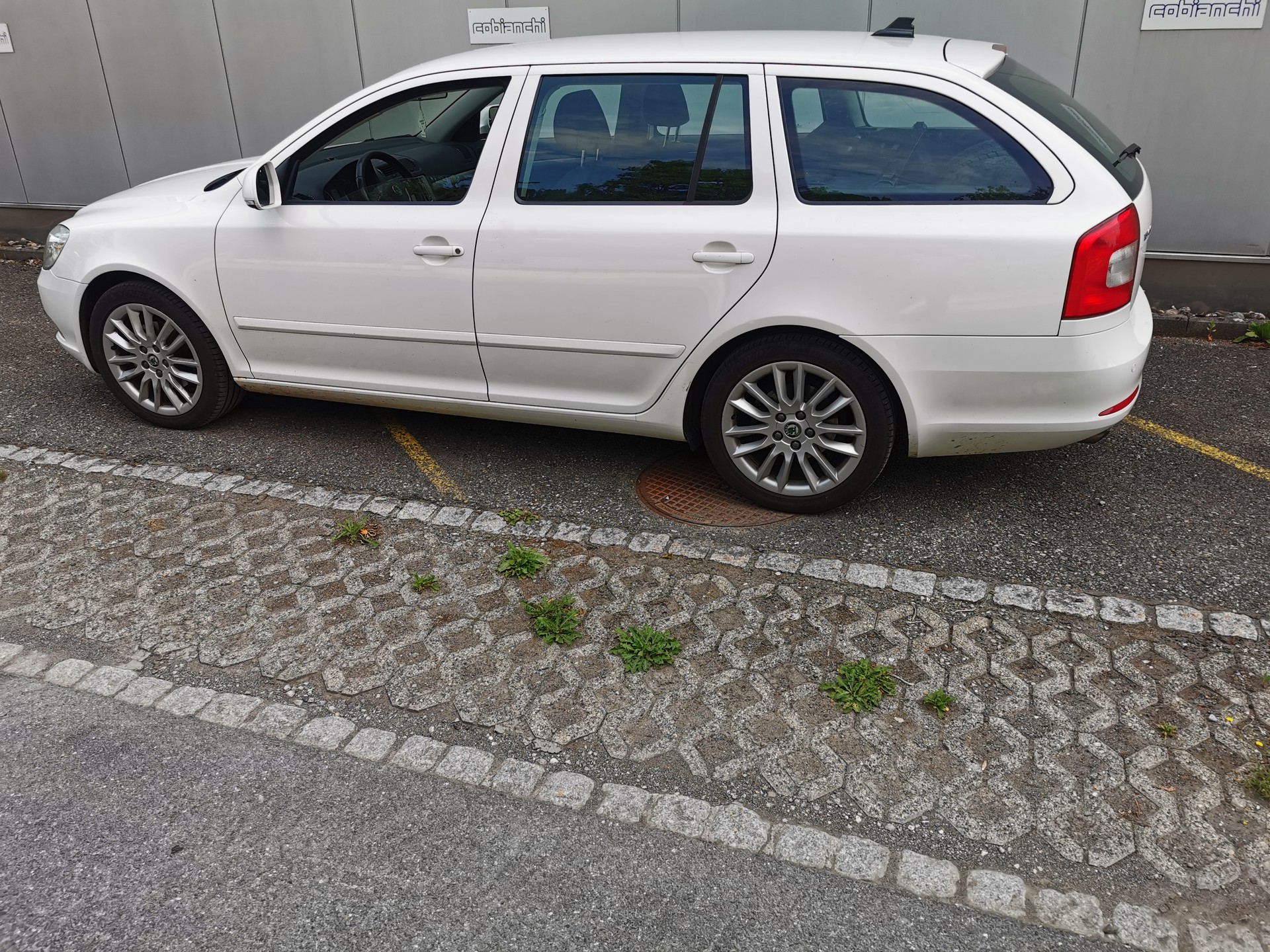 SKODA Octavia Combi 2.0 TDI Ambition 4x4-image-4