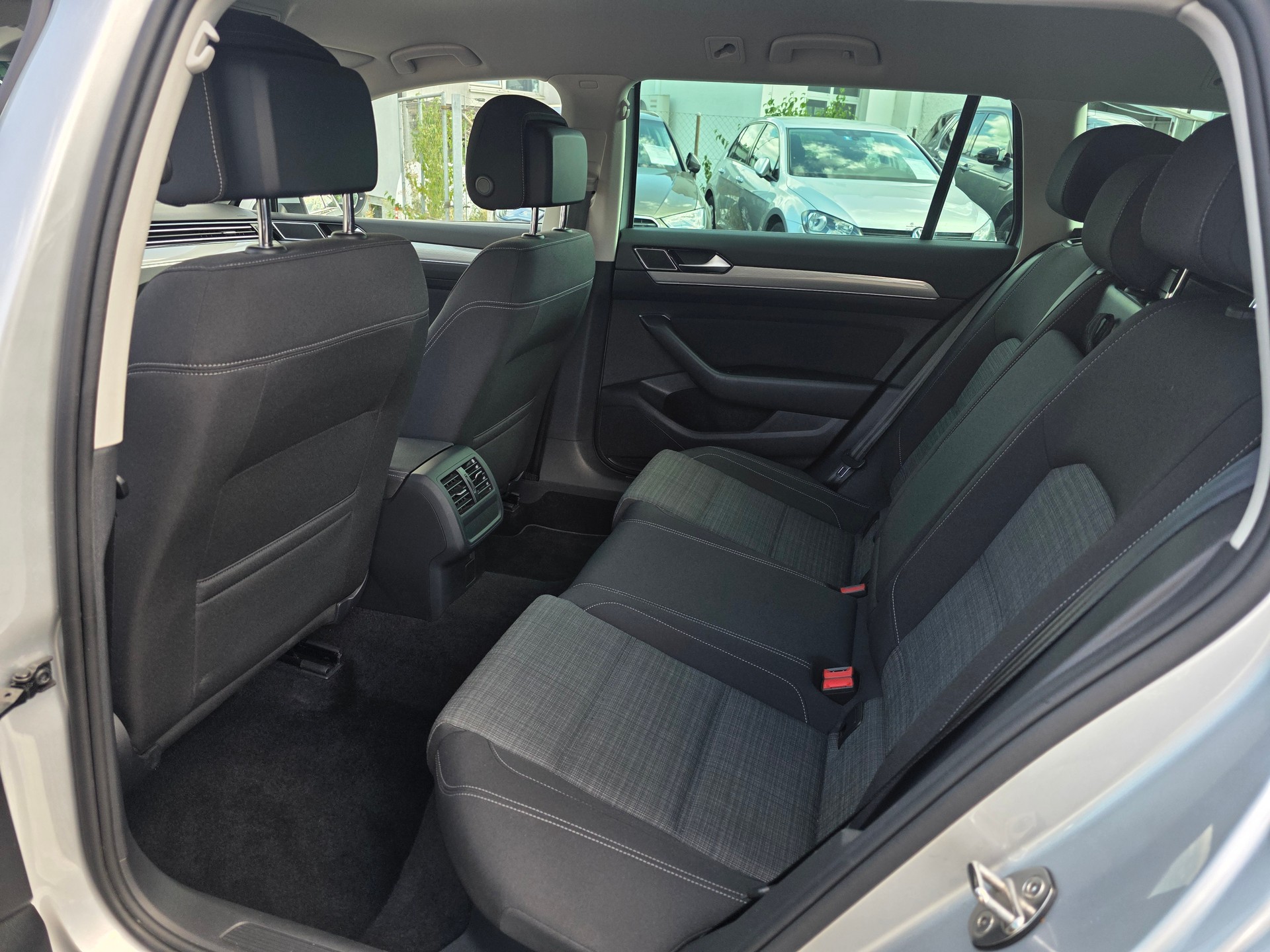 VW Passat Variant 1.6 TDI Business DSG * CH-Fahrzeug * Frisch ab MFK * Anhängerkupplung *-image-23