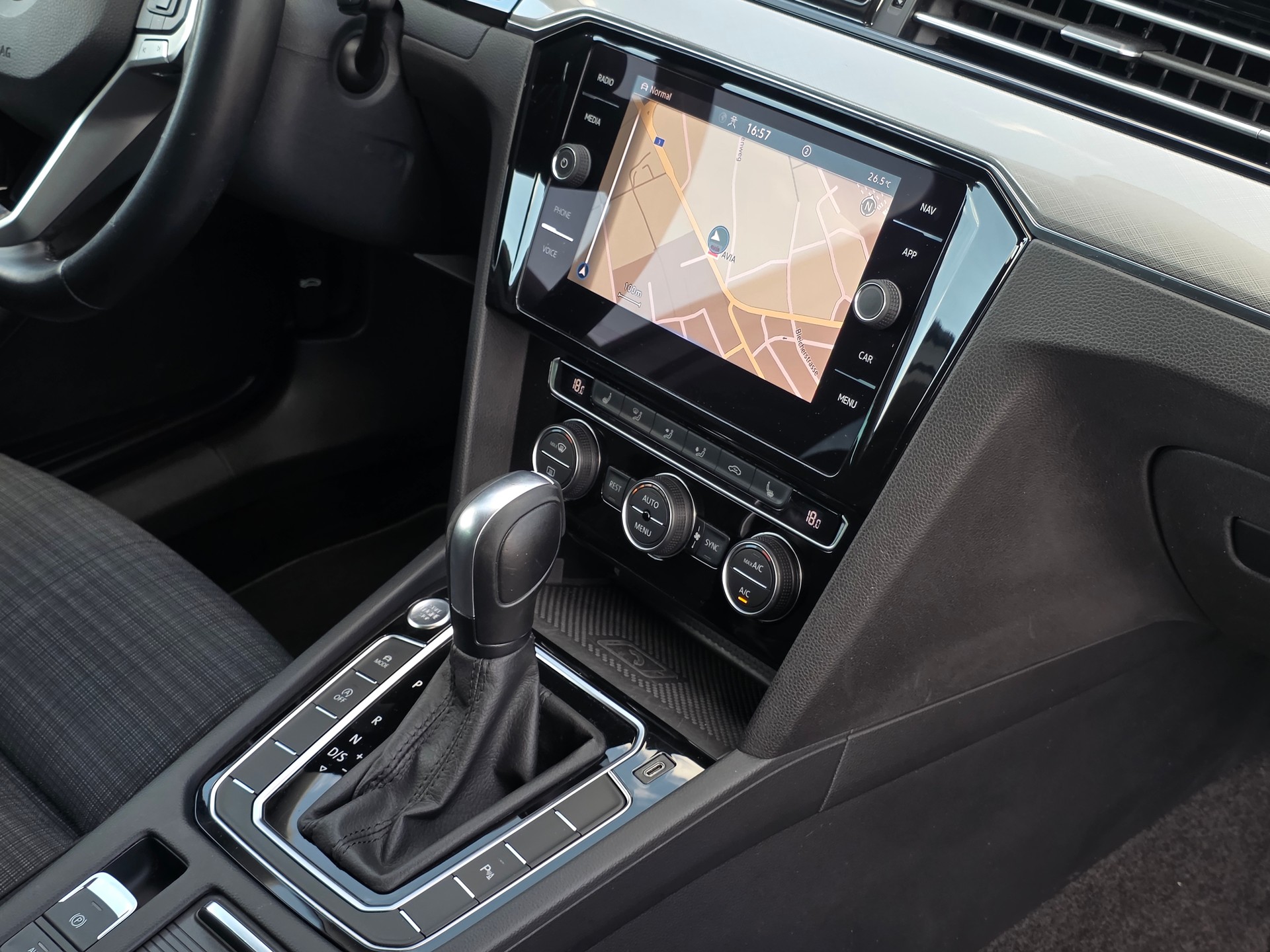 VW Passat Variant 1.6 TDI Business DSG * CH-Fahrzeug * Frisch ab MFK * Anhängerkupplung *-image-22