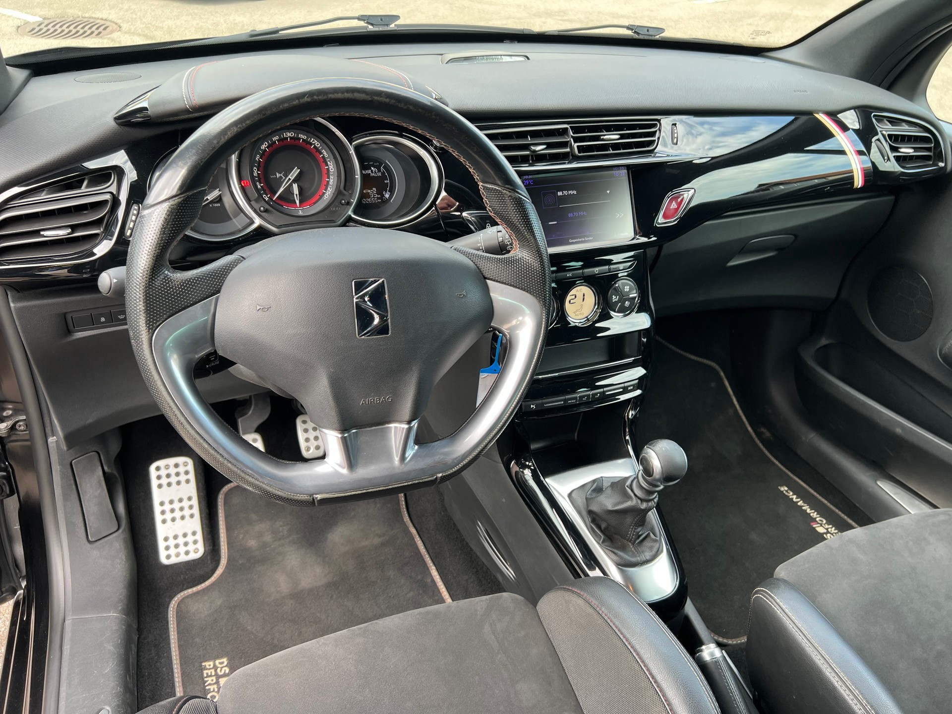 DS AUTOMOBILES DS 3 1.6 THP Performance Black Spezial-image-18