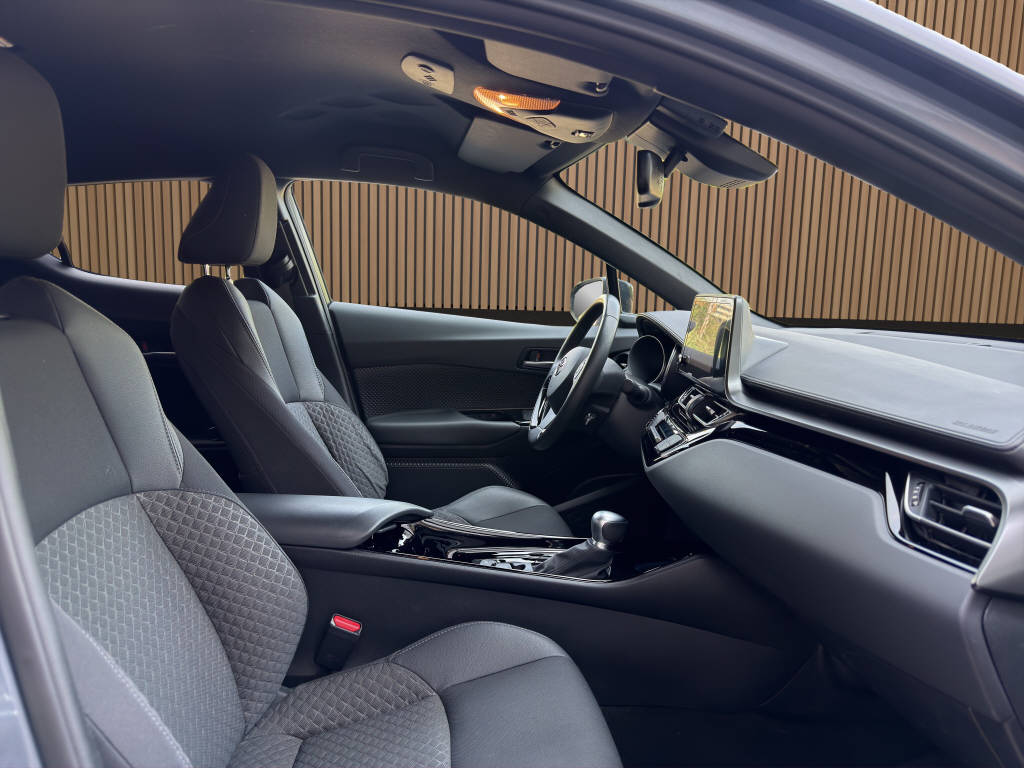TOYOTA C-HR 2.0 VVTi HSD Trend-image-13