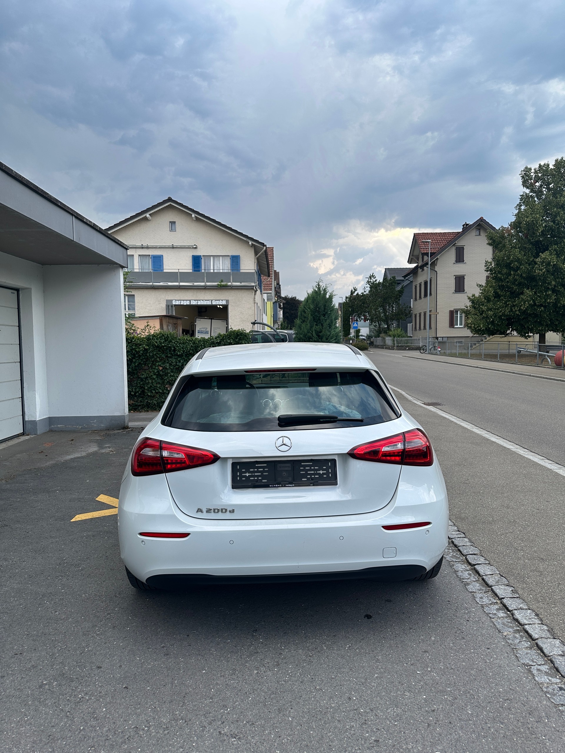 MERCEDES-BENZ A 200 d AMG Line 8G-DCT-image-2