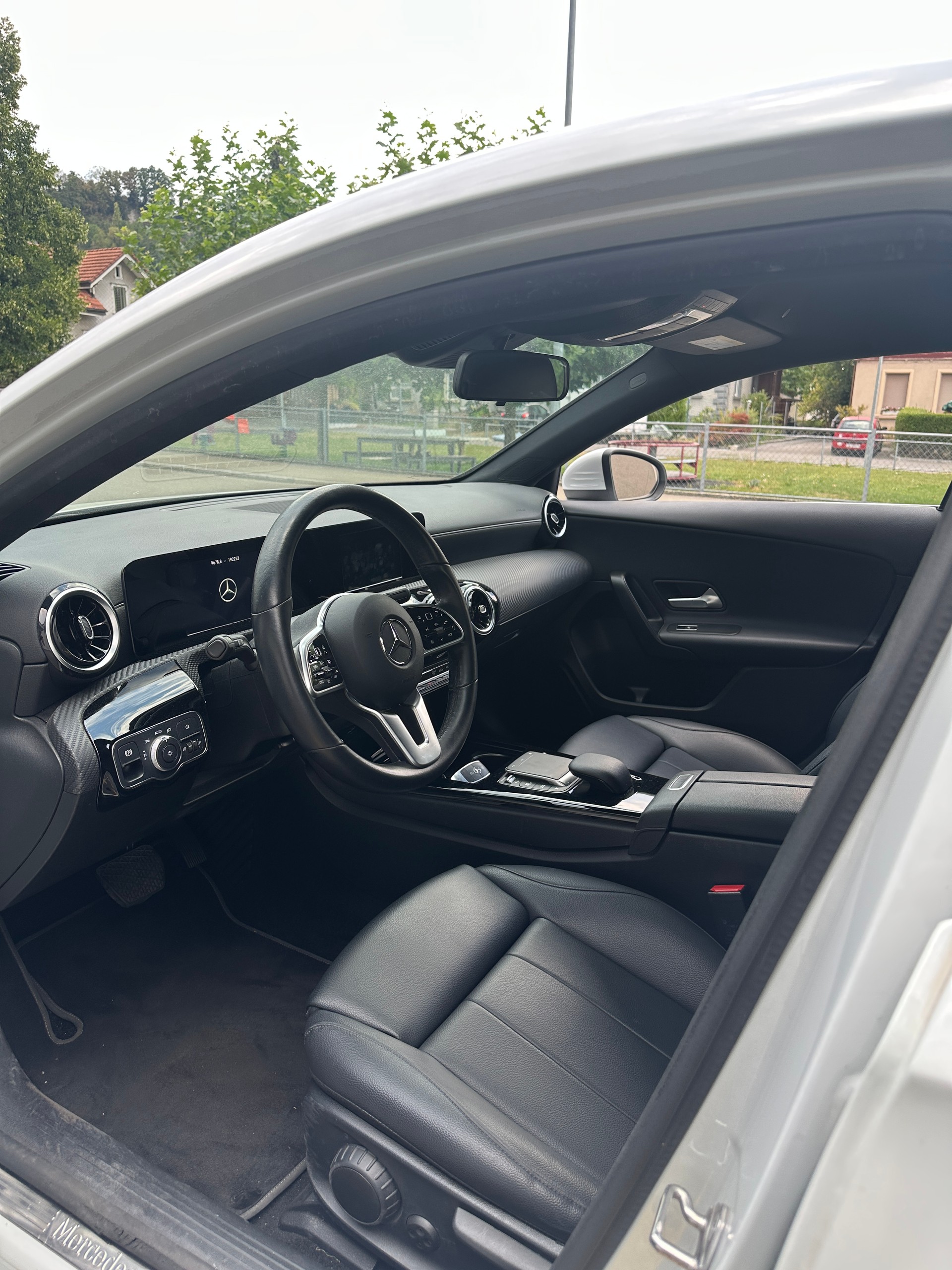 MERCEDES-BENZ A 200 d AMG Line 8G-DCT-image-3