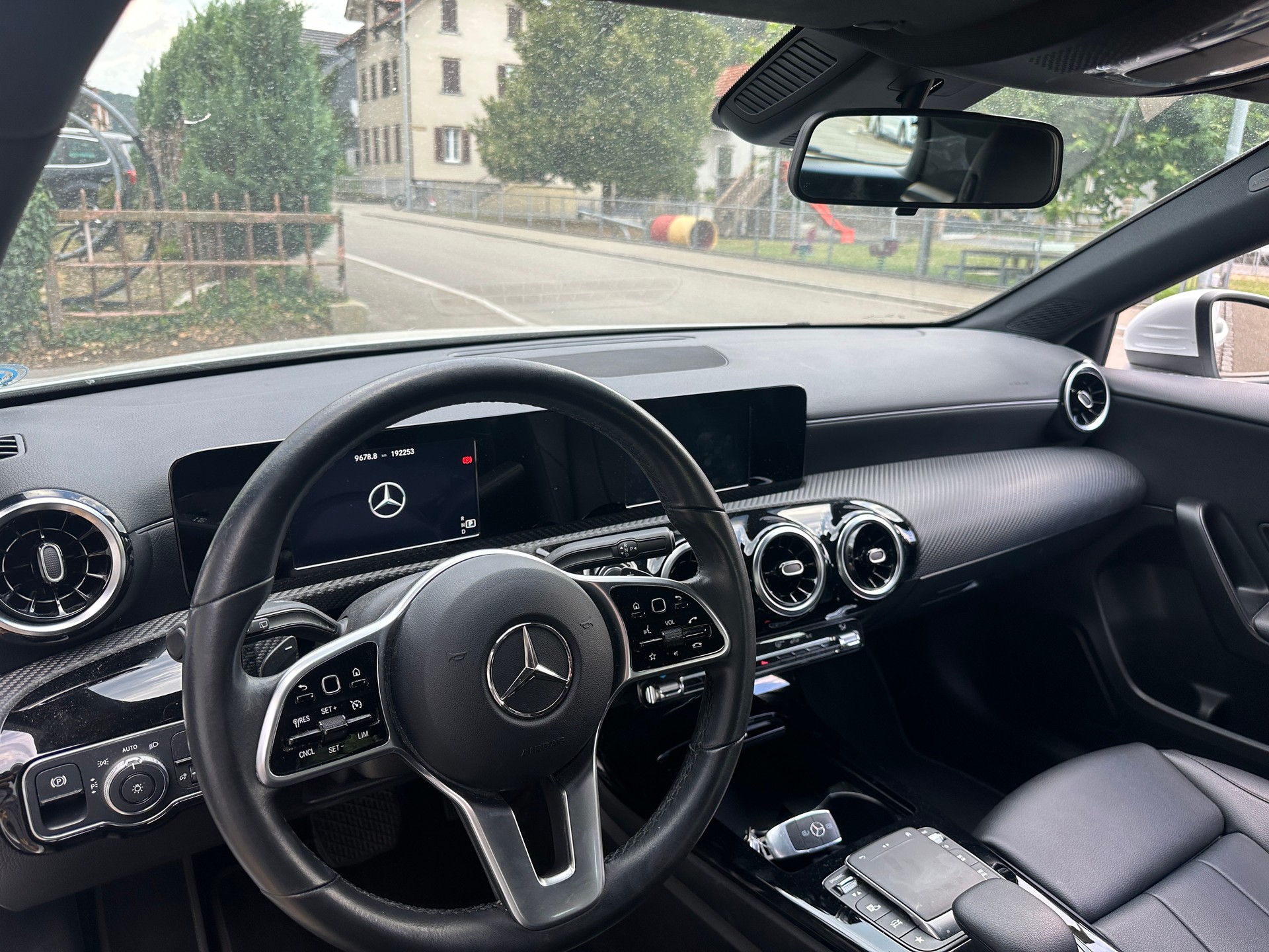 MERCEDES-BENZ A 200 d AMG Line 8G-DCT-image-4
